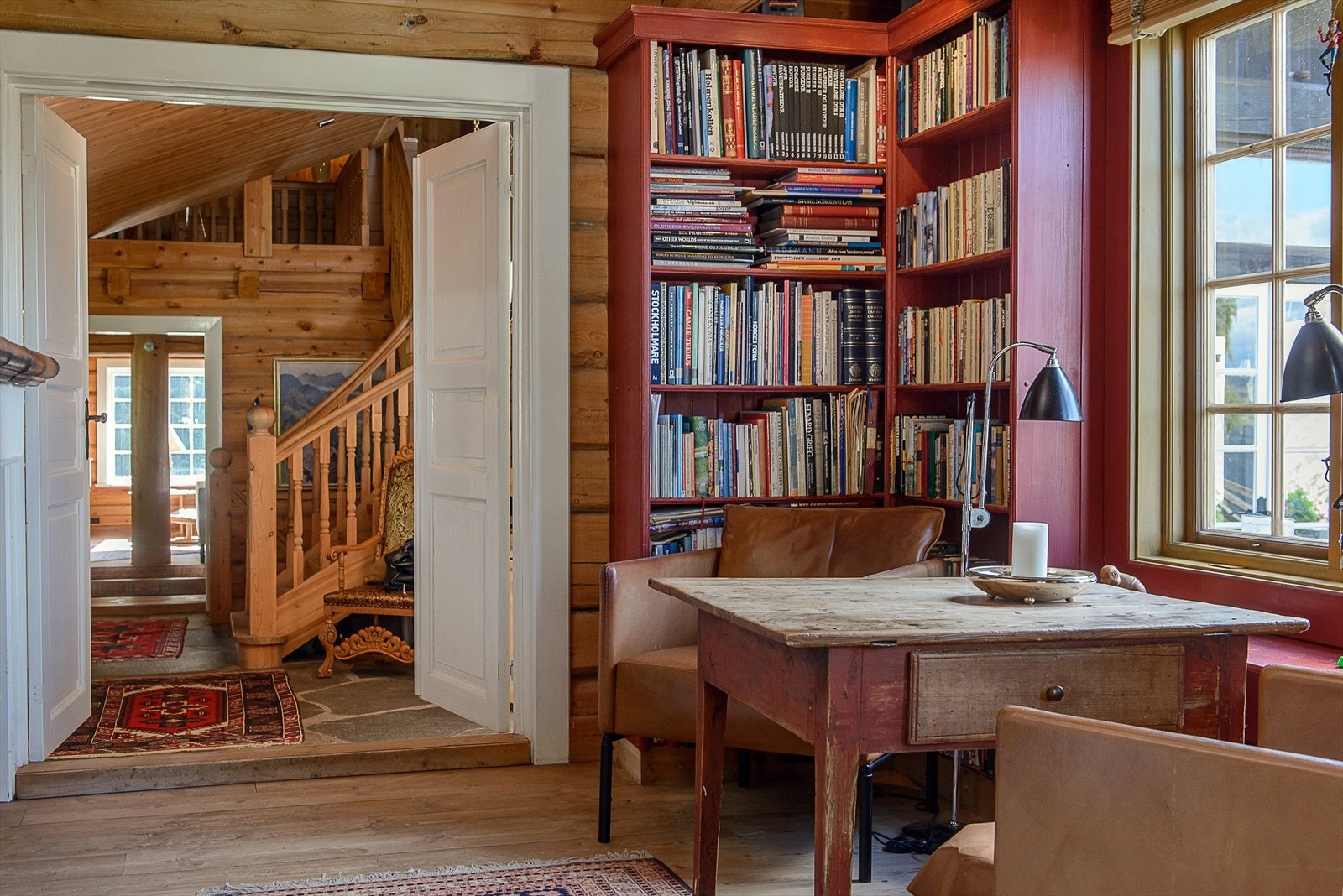 I tillegg til hovedstuen har boligen både spisestue og dagligstue, praktisk plassert i tilknytning til kjøkkenet. Galleribilde