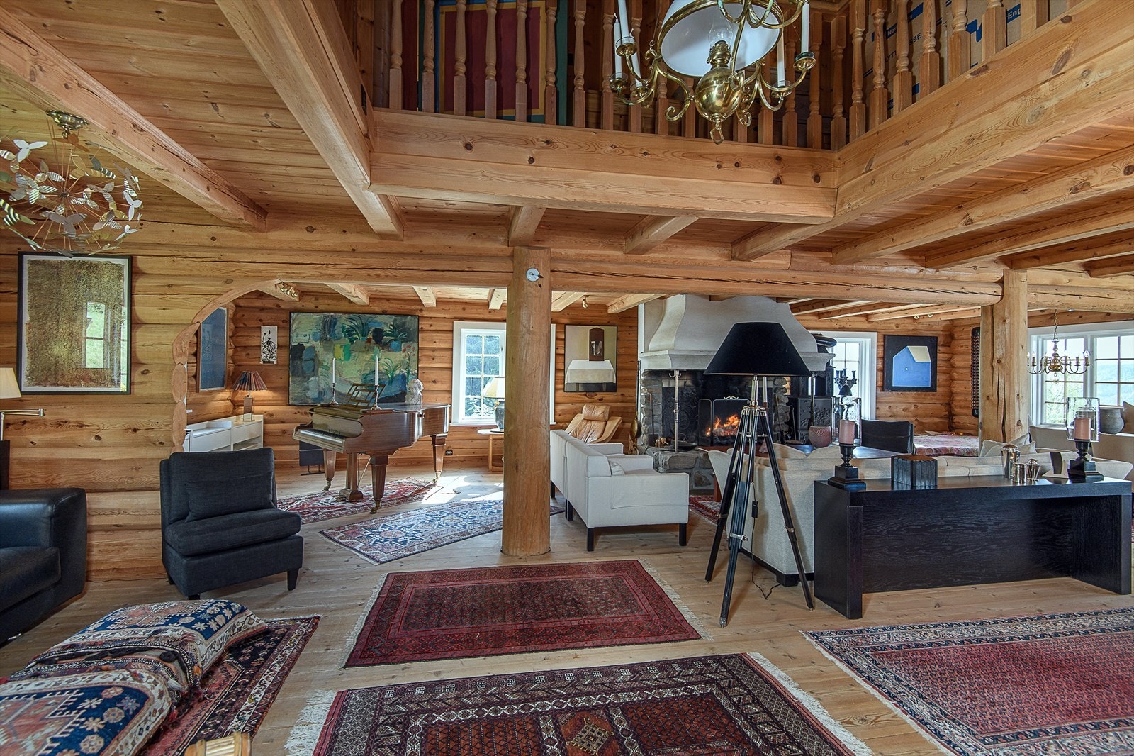 I første etasje finner du boligens hjerte: en stor og lys stue som virkelig imponerer med sine generøse vindusflater og luftige atmosfære. Galleribilde