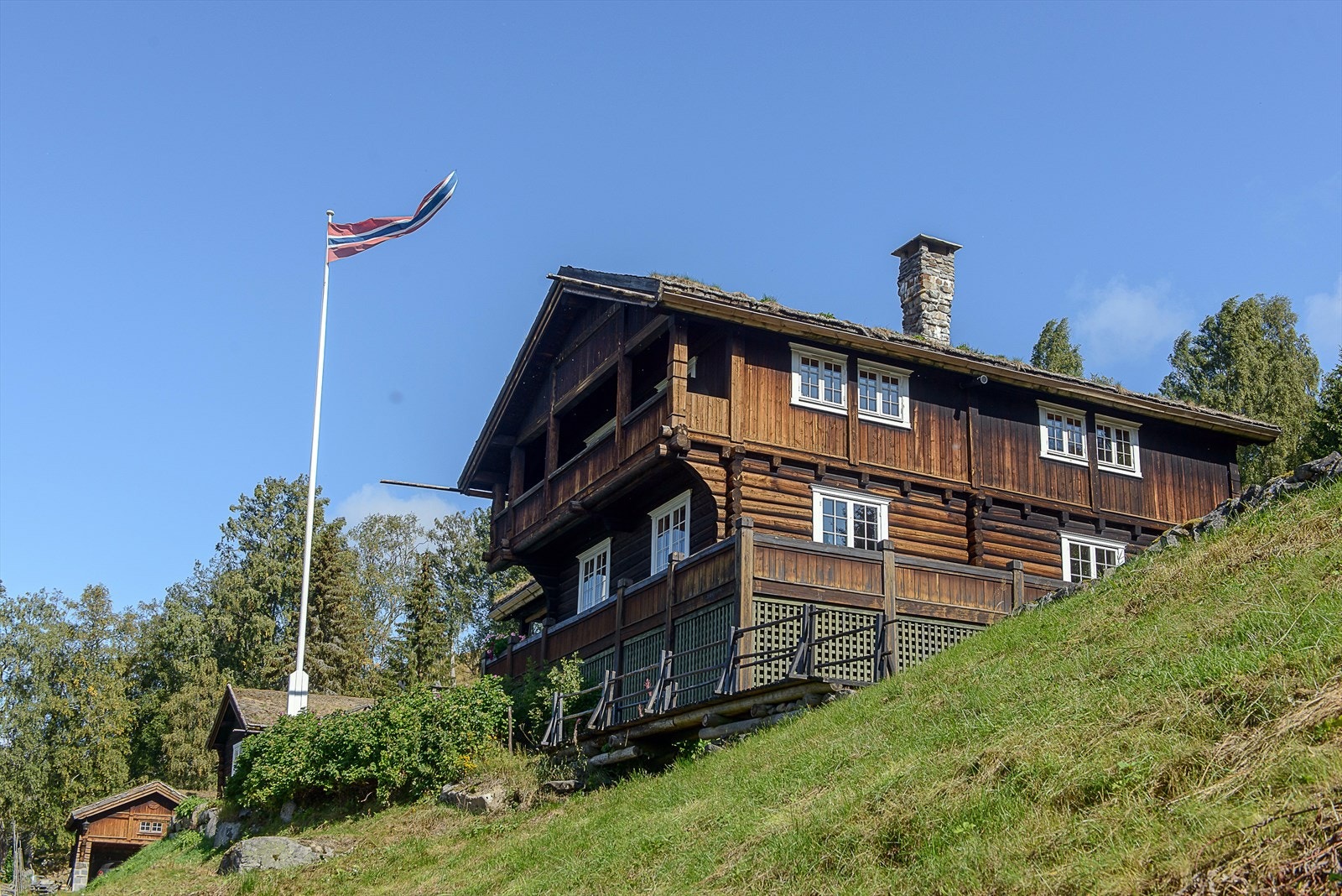 Bygningene stammer fra ulike steder i Gudbrandsdalen og gir eiendommen et unikt og historisk preg. Galleribilde
