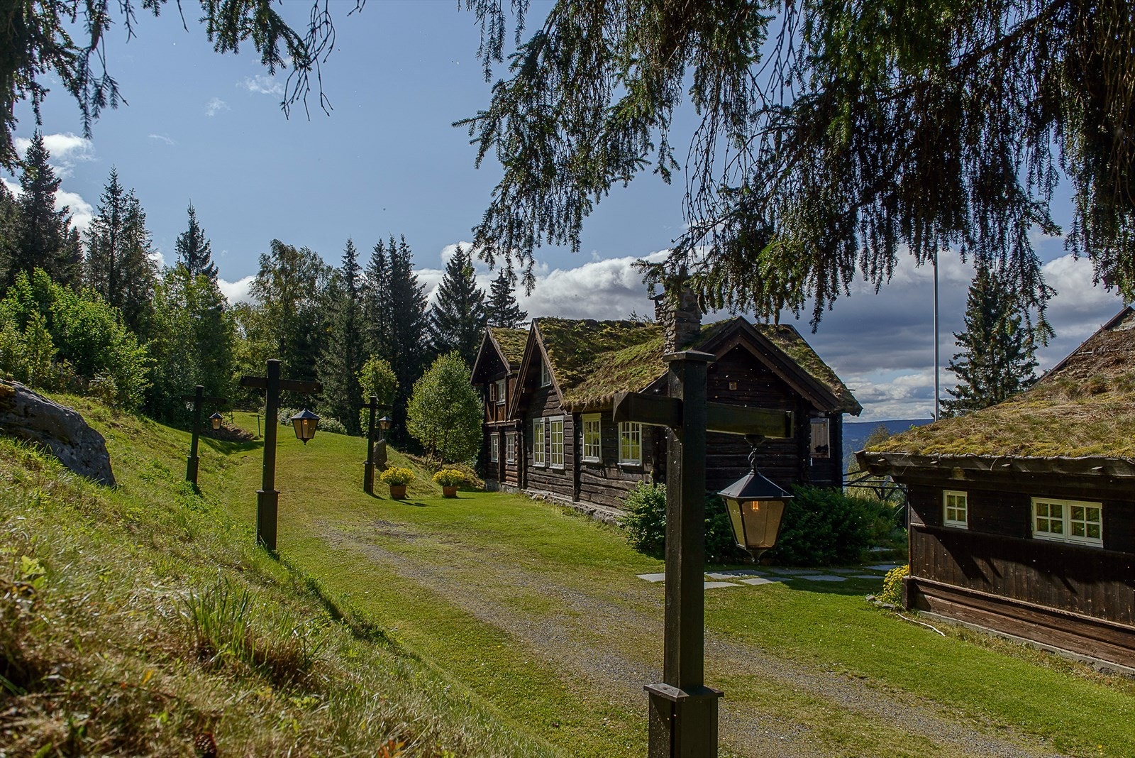 Rundt boligen finner du vakre og skjermede uteplasser med gode solforhold og flere soner for sosialt samvær. Galleribilde