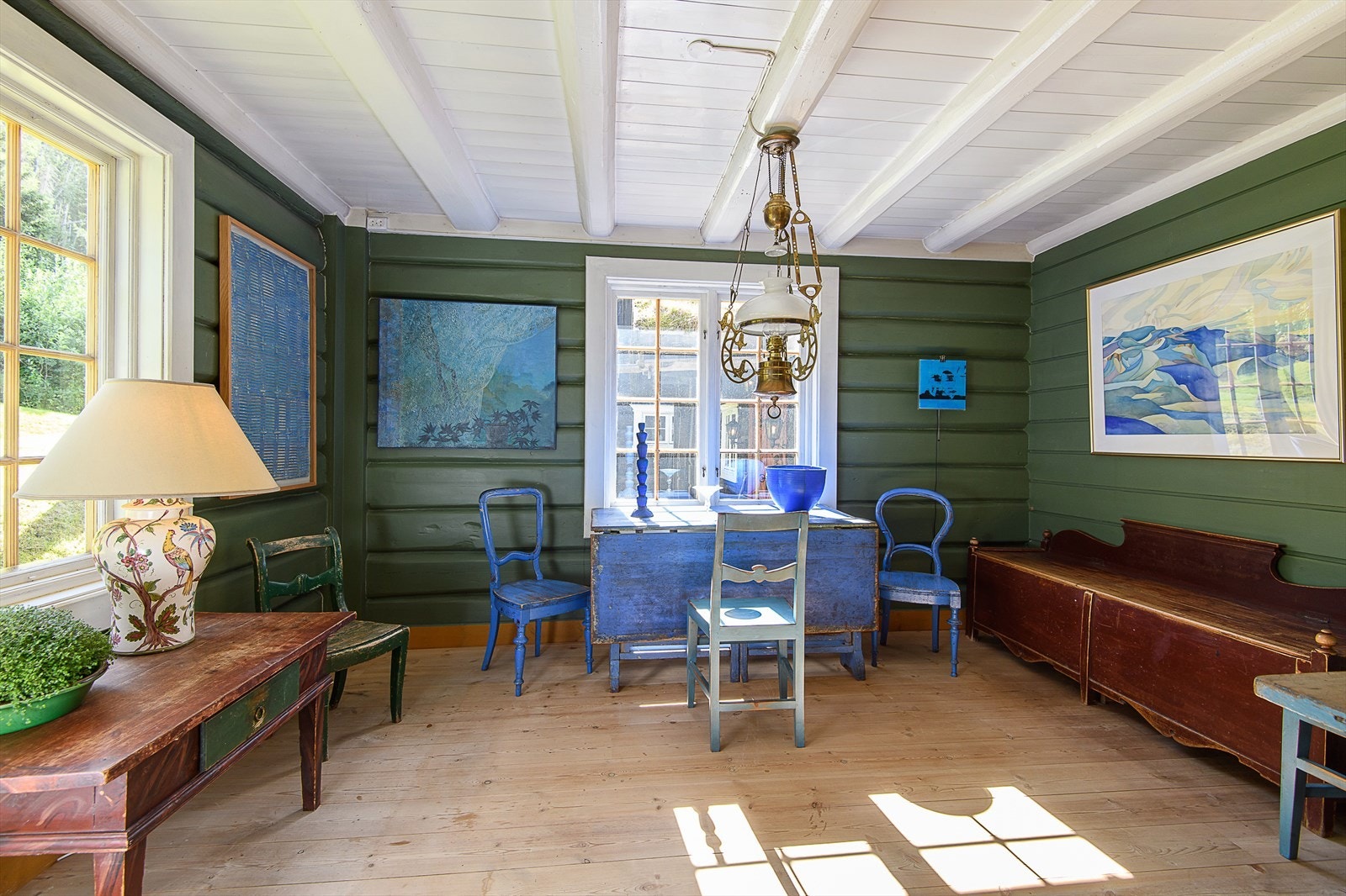 Spisestuens praktiske plassering i tilknytning til kjøkkenet, gjør rommet ideelt for daglig bruk. Galleribilde