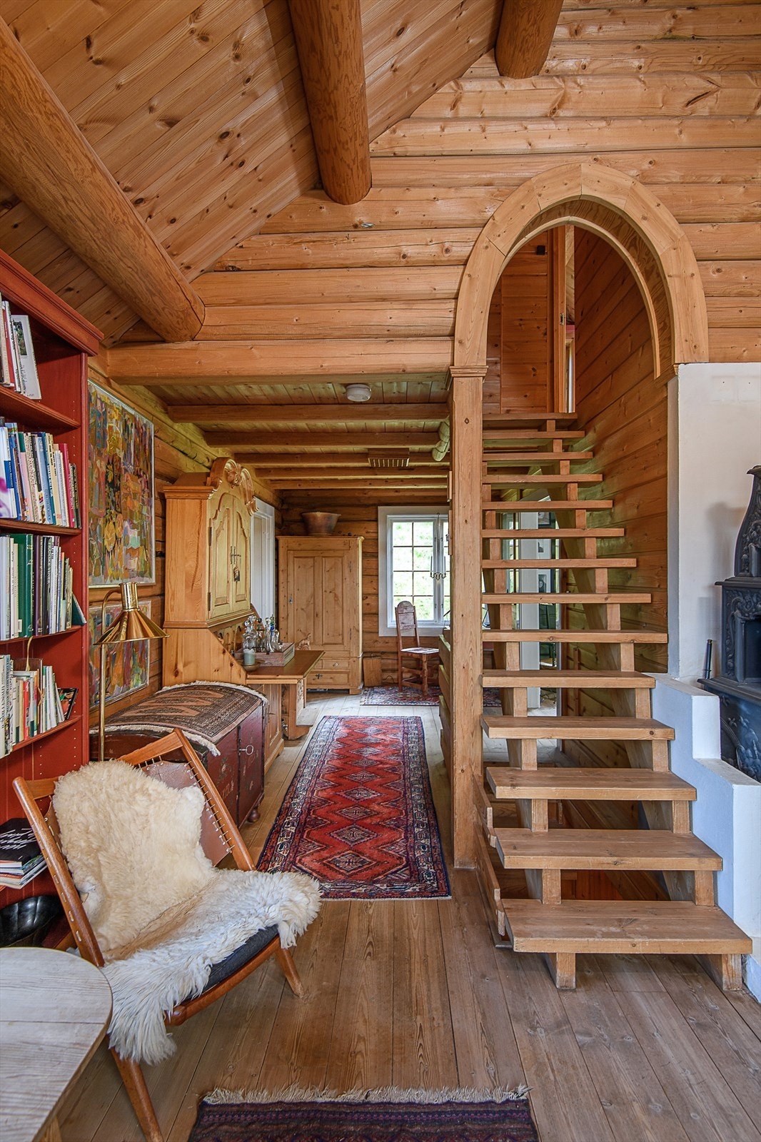 Fra denne stuen får du tilgang til boligens ene soverom. Galleribilde