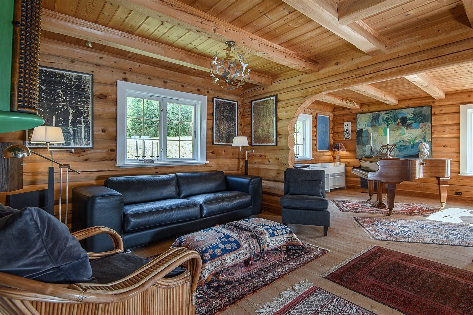 Stuen er gjennomtenkt og praktisk inndelt i flere soner. Galleribilde