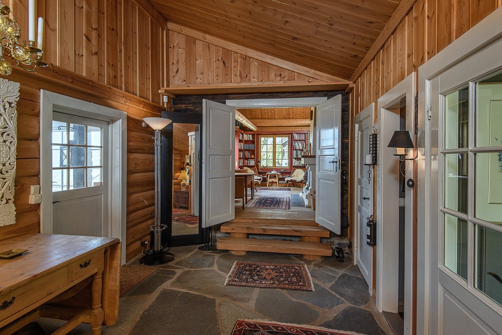 Innenfor inngangsdøren møtes du av en romslig og funksjonell entré som gir en umiddelbar følelse av å komme hjem. Galleribilde