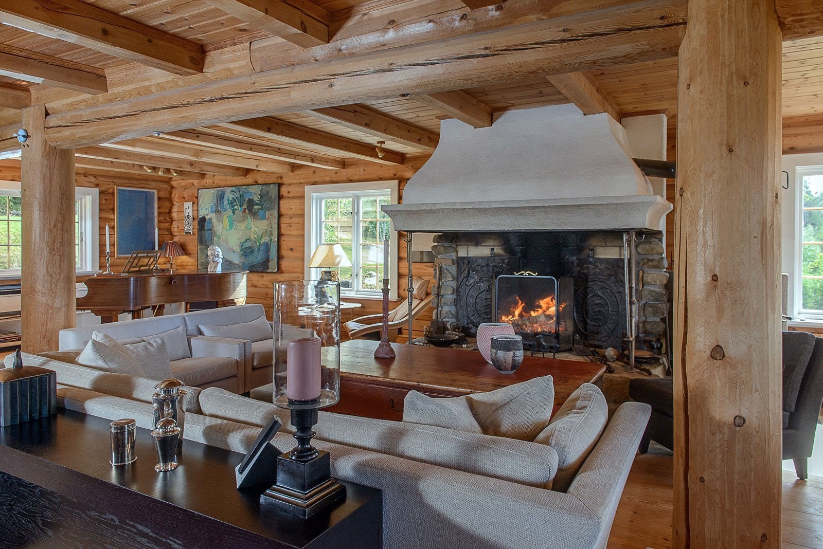 Den solide peisen fungerer som et naturlig midtpunkt og skaper en lun atmosfære. Galleribilde