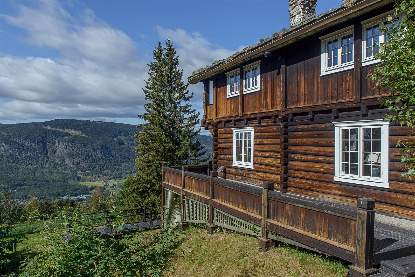 Romslig terrasse som gir en ideell ramme for utendørs opphold i rolige omgivelser. Galleribilde