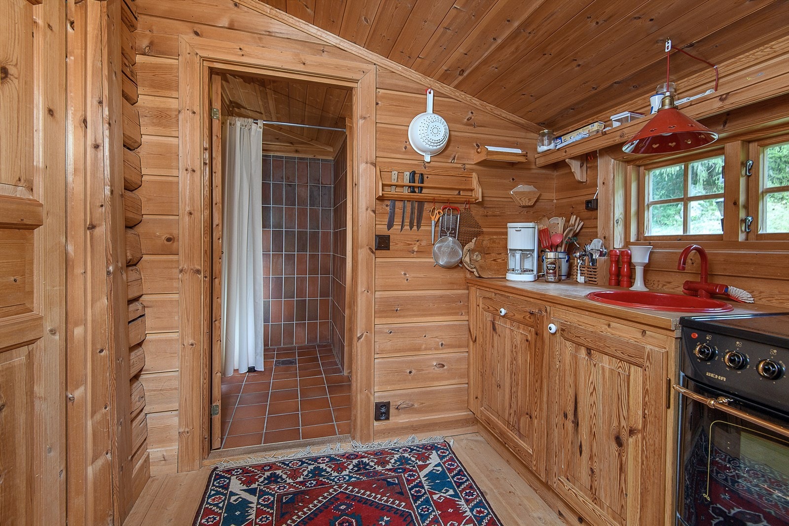 Kjøkkenet har profilerte fronter og et enkelt, funksjonelt oppsett. Galleribilde