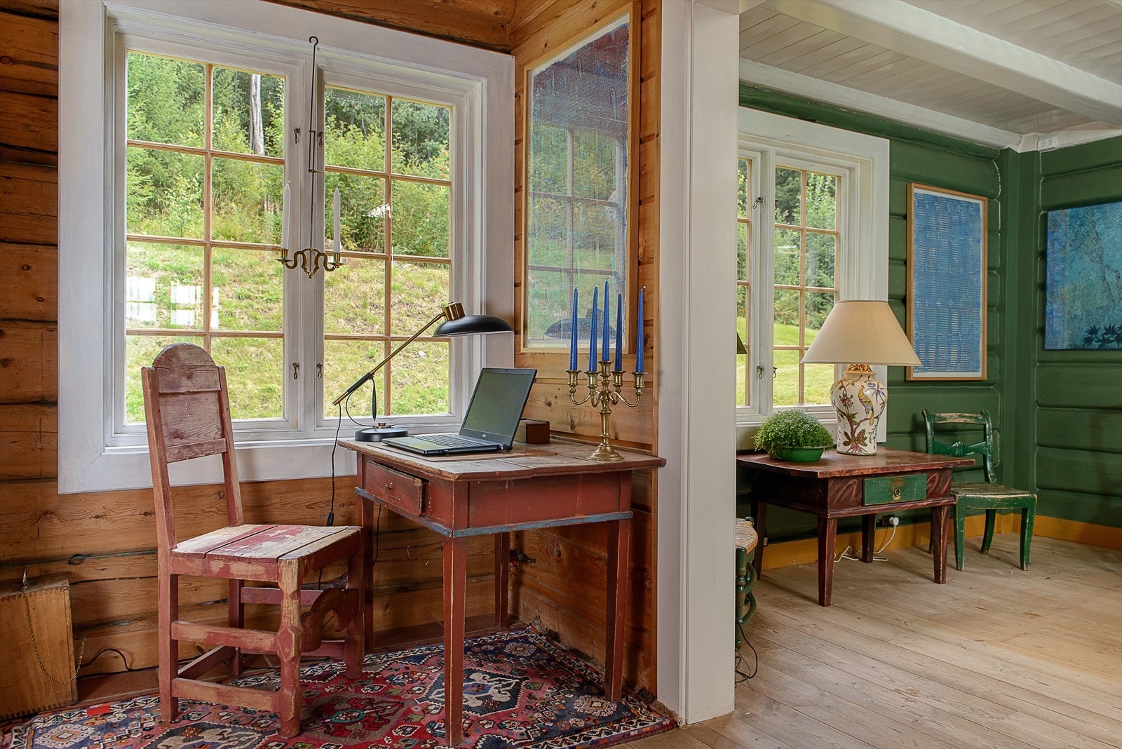 Sammen skaper disse rommene en naturlig flyt mellom matlaging, måltider og sosialt samvær, og bidrar til en lun og innbydende atmosfære i boligen. Galleribilde