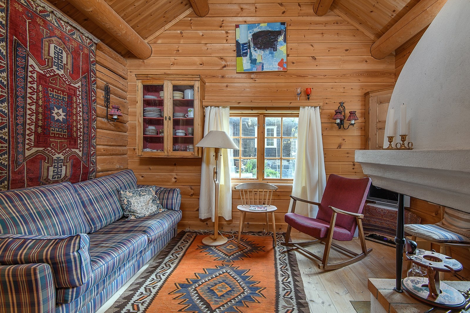 Med et bruksareal på 36 m² og en hems på 8 m², byr annekset på en koselig og funksjonell planløsning med entré, kjøkken, bad, stue, soverom og hems. Galleribilde