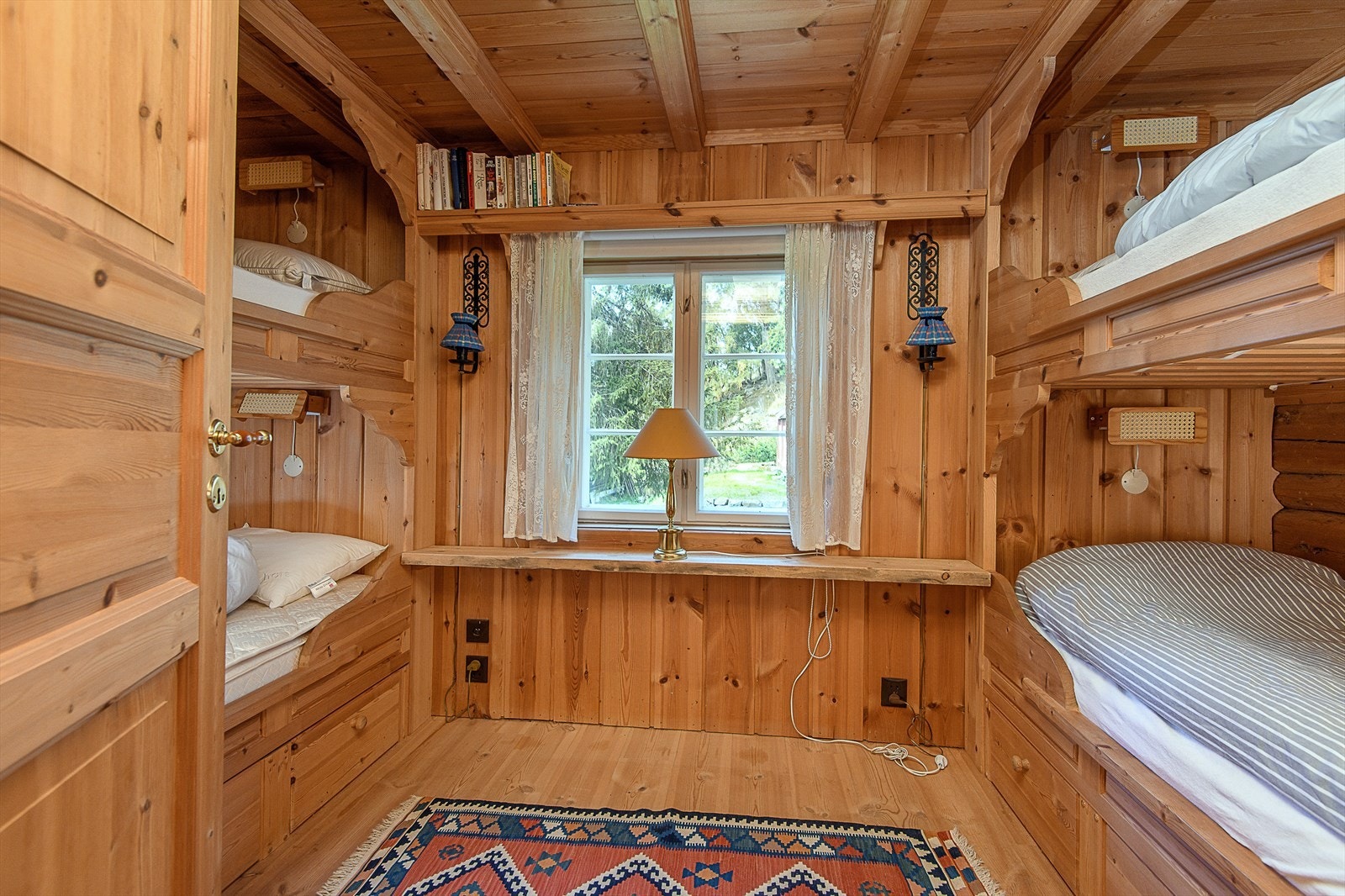 Soverom med plassbygde senger. Galleribilde