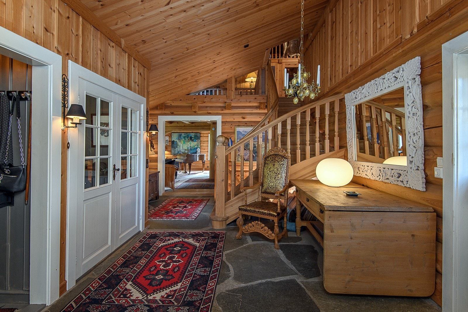 Den store hallen gir gode muligheter for individuell innredning, enten du trenger ekstra lagringsplass eller ønsker å etablere en kontorplass. Galleribilde