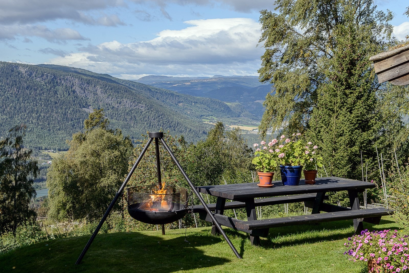 Slapp av ved bålpannen og nyt den vakre utsikten mot Gudbrandsdalen i fredelige omgivelser. Galleribilde