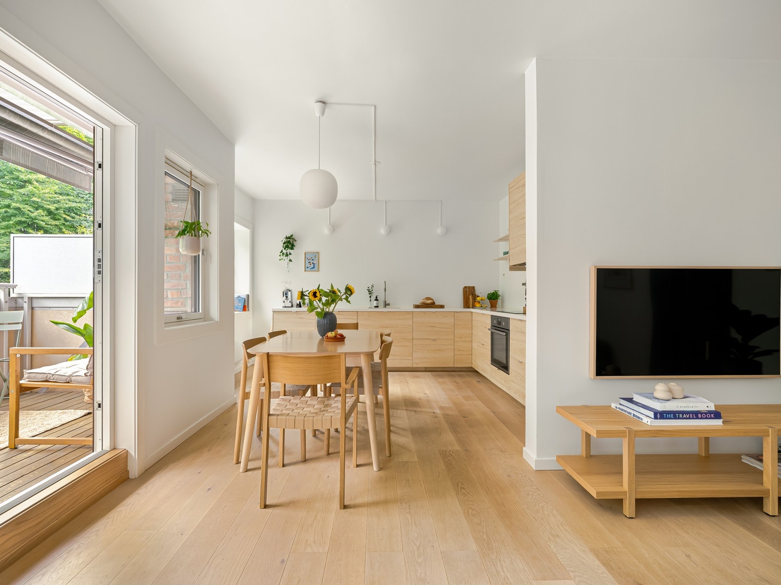 Det er plass til et godt spisebord og gode muligheter til å skravle med resten av familien i stuen. Akkurat sånn vi liker det. Galleribilde