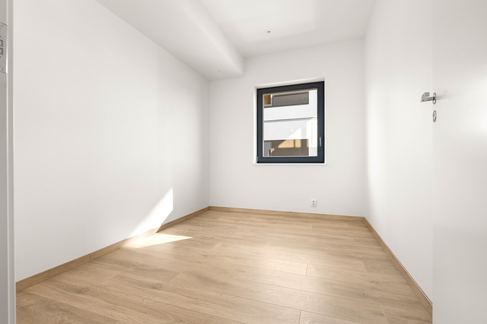 Soverom nummer to egner seg godt som barne-/gjesterom eller kontor, og har også plass til både seng og garderobeløsning. Galleribilde