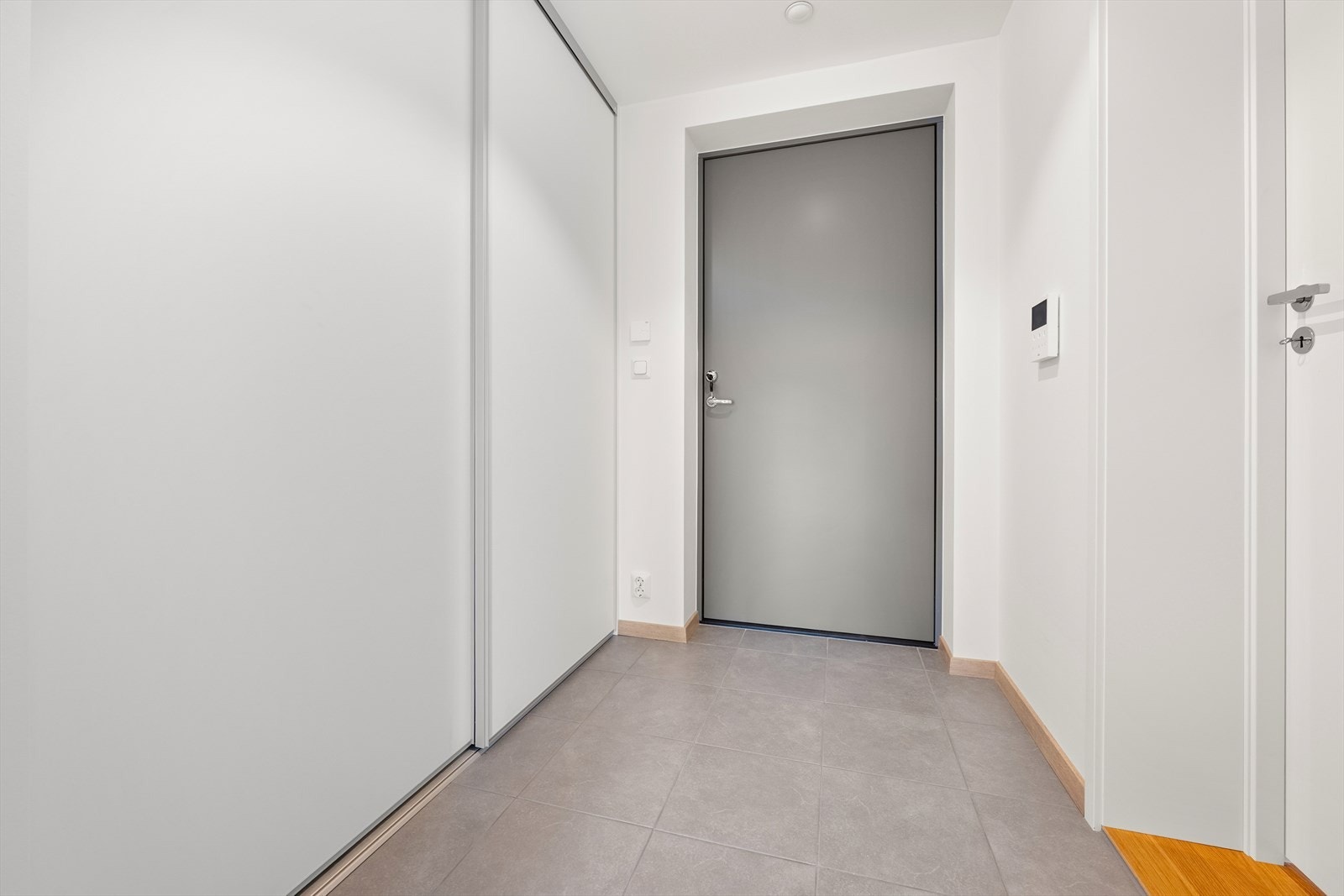 Lys entre ønsker velkommen inn. Det er montert dørcalling med kamera og fjernåpner for økt sikkerhet og komfort. Galleribilde