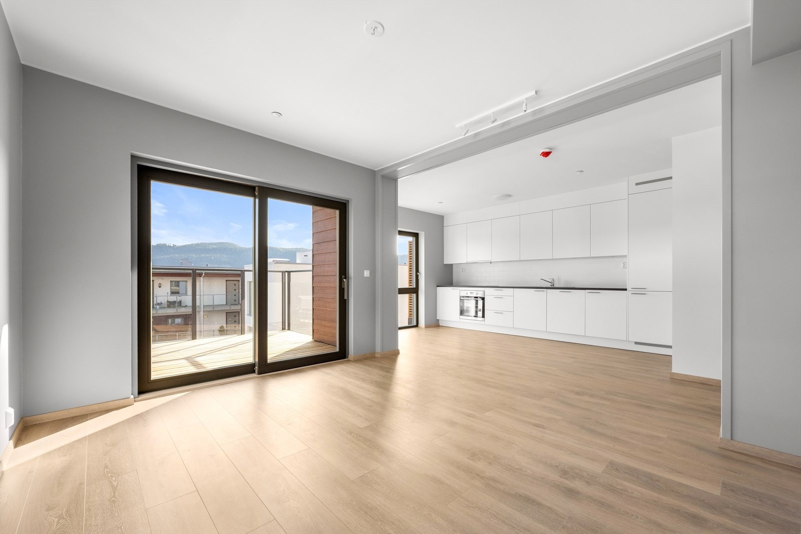 Leiligheten holder en gjennomgående høy standard og fremstår som både moderne og funksjonell. Galleribilde