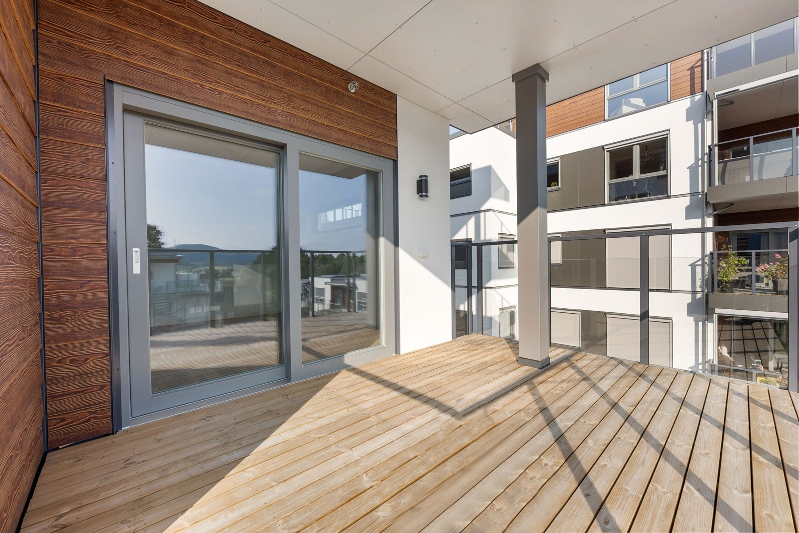 Den sydvendte balkongen byr på gode solforhold. Galleribilde