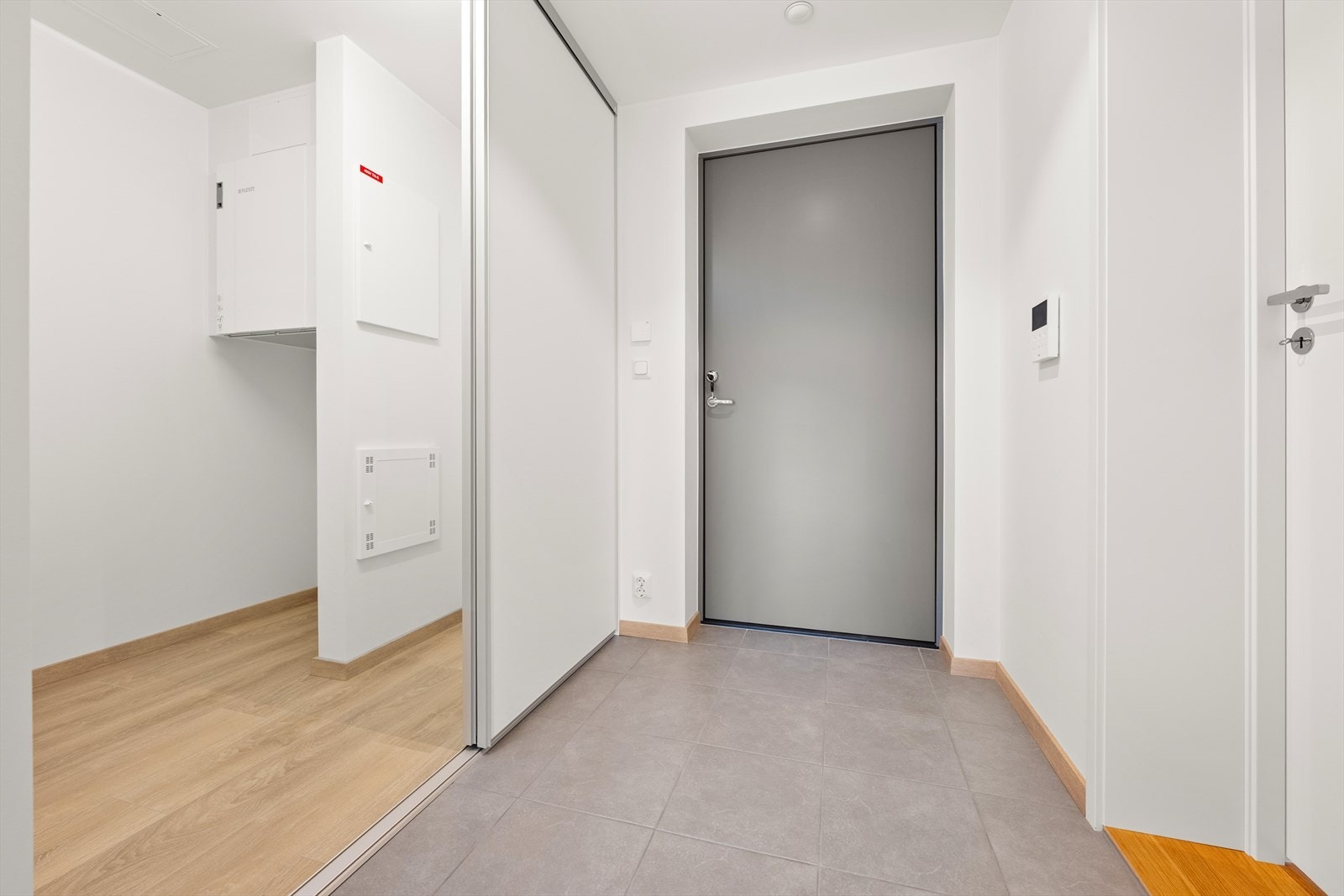 Praktisk bod med skyvedør ved entreen. Galleribilde