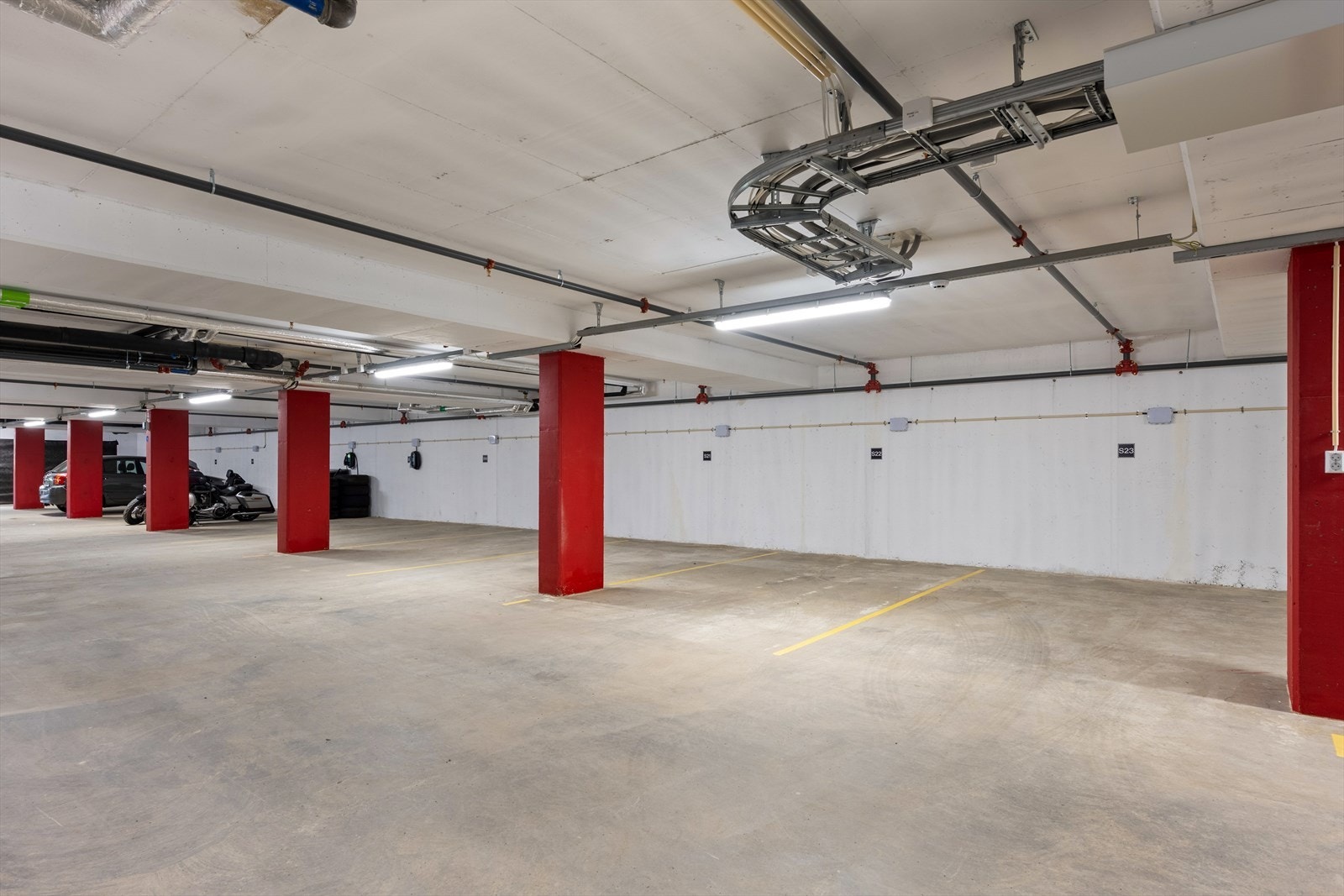 Egen parkeringsplass i felles garasjeanlegg. Adkomst til leiligheten via heis fra parkeringskjeller. Galleribilde