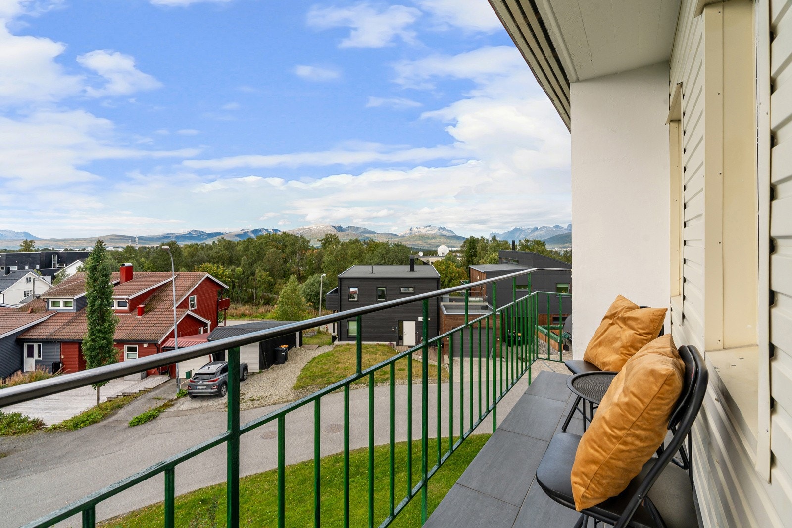 Moderne og oppgradert leilighet i toppetasjen med nærhet til både sentrum og til flotte turområder.