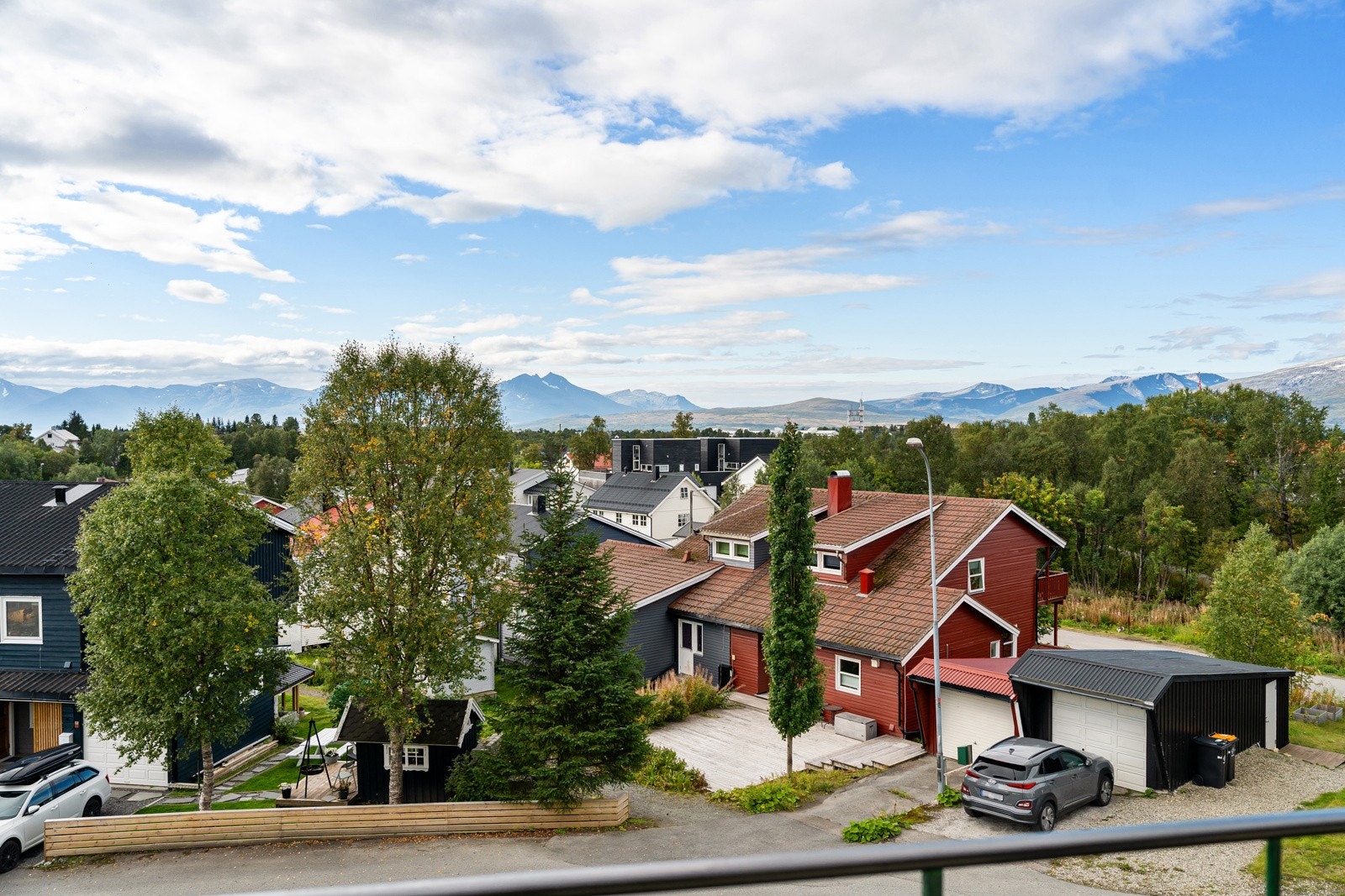 Leiligheten har flott beliggenhet i et rolig område med kort avstand til både sentrum og populære turområder.