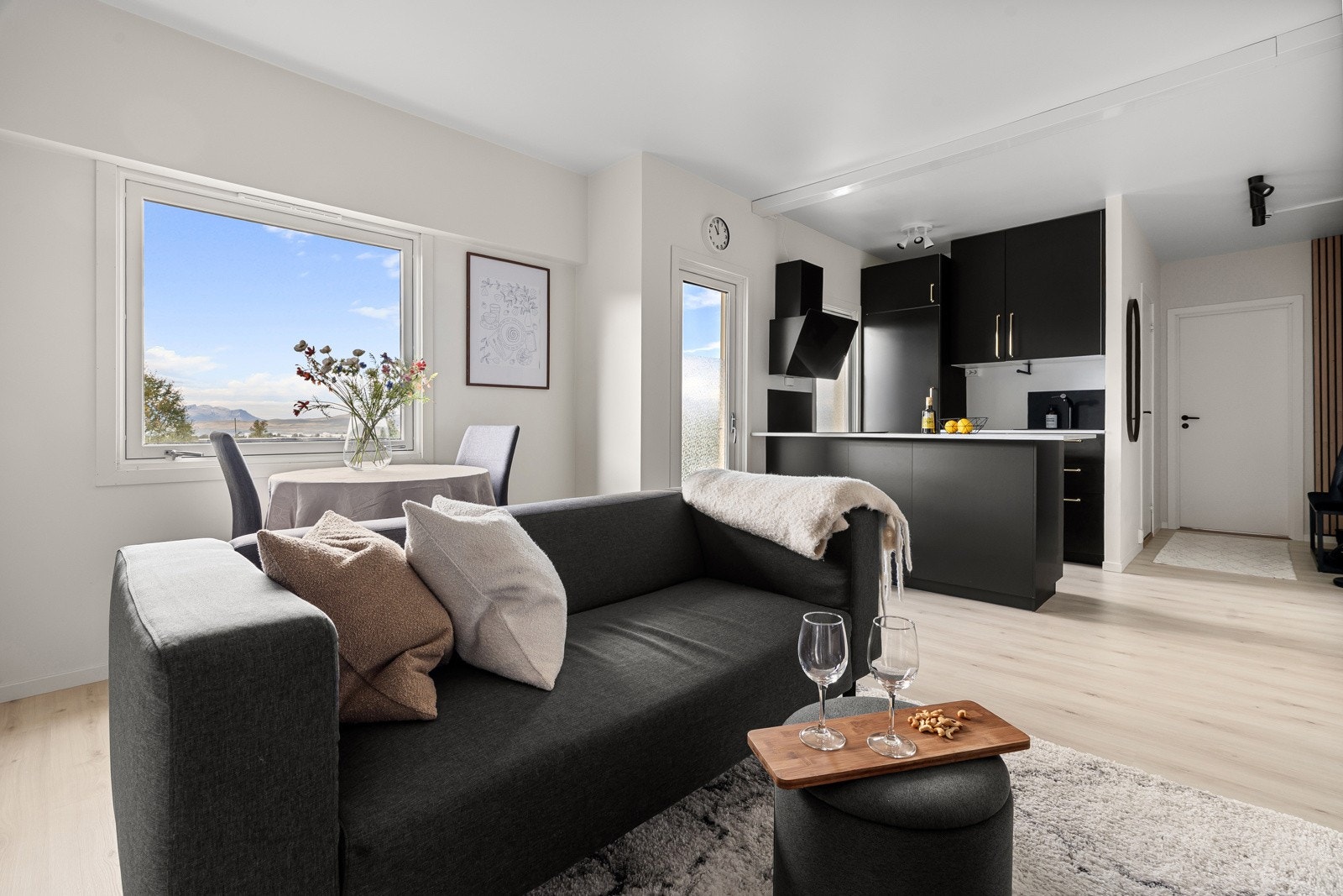 Rommets utforming gjør det enkelt å møblere, og du har god plass til sofa og spisebord.