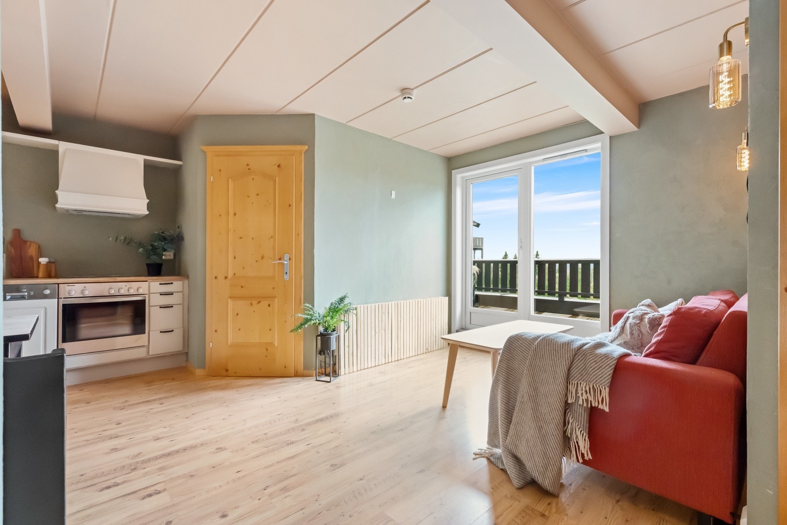 Stuen har store vindusflater som bidrar til gode lysforhold Galleribilde