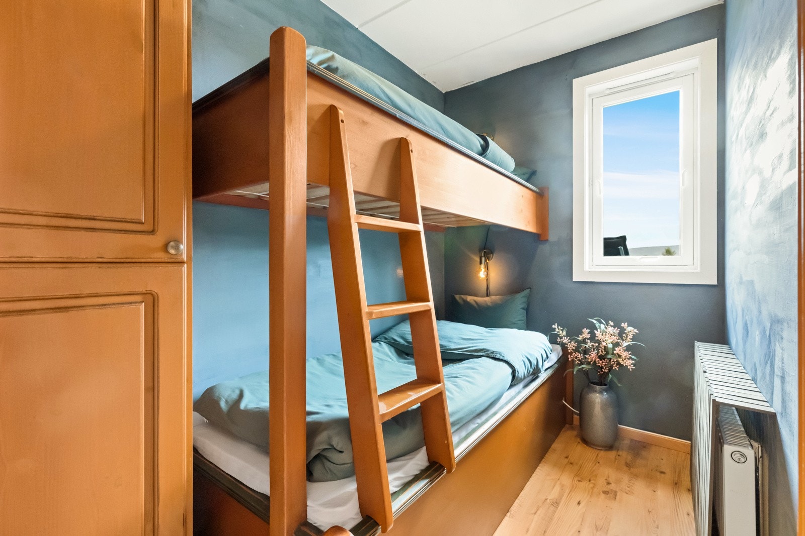 Soverom to med køyeseng og garderobeskap Galleribilde