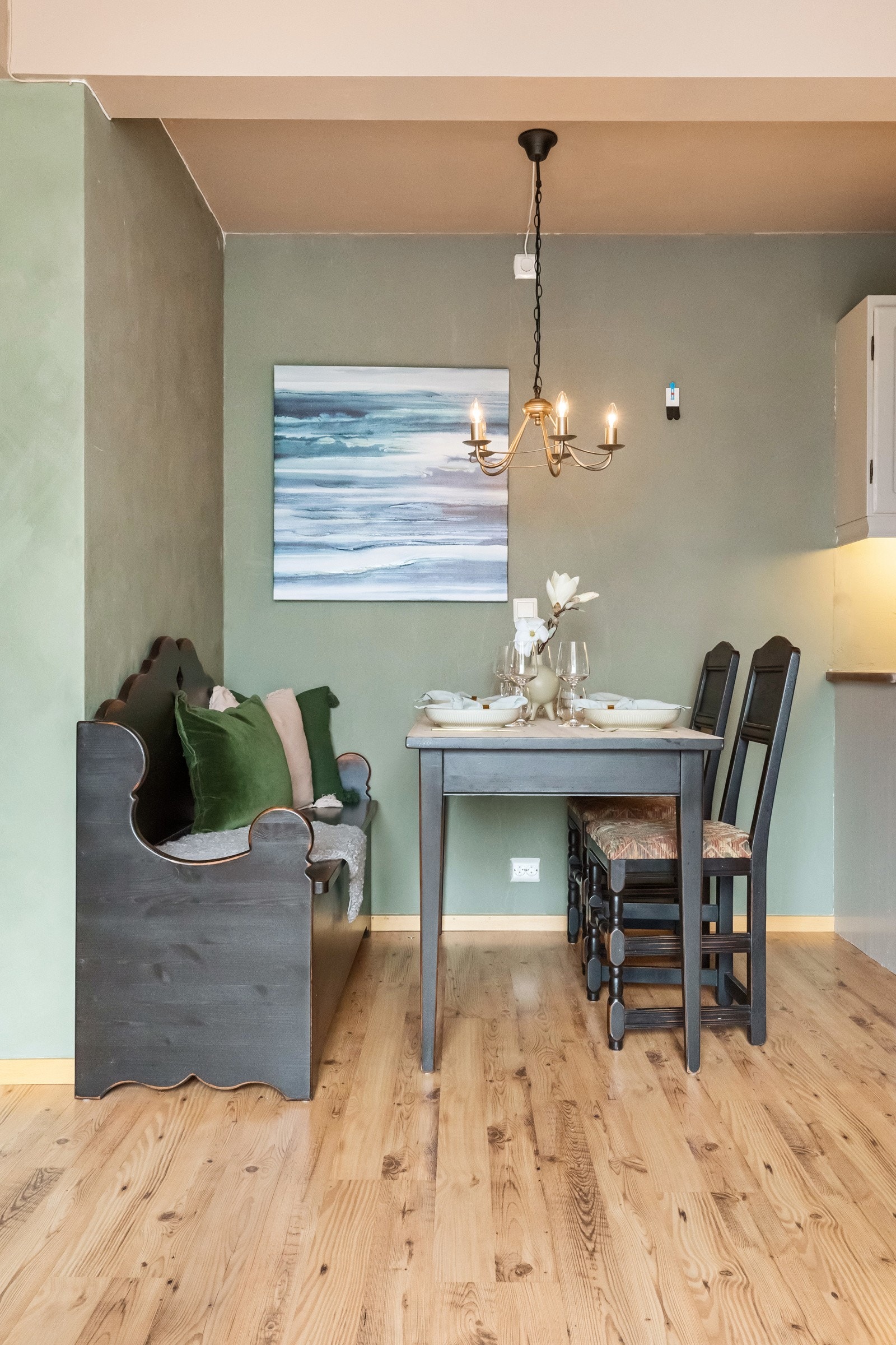 Plass til spisebord inne ved kjøkkenkroken Galleribilde