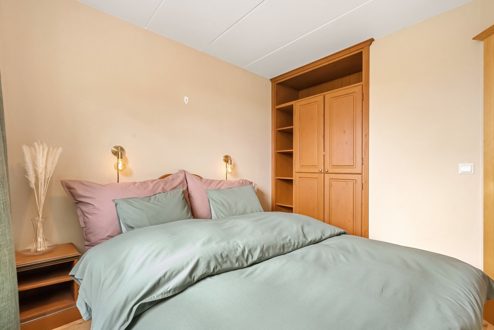 Hovedsoverom med dobbeltseng og garderobeskap Galleribilde