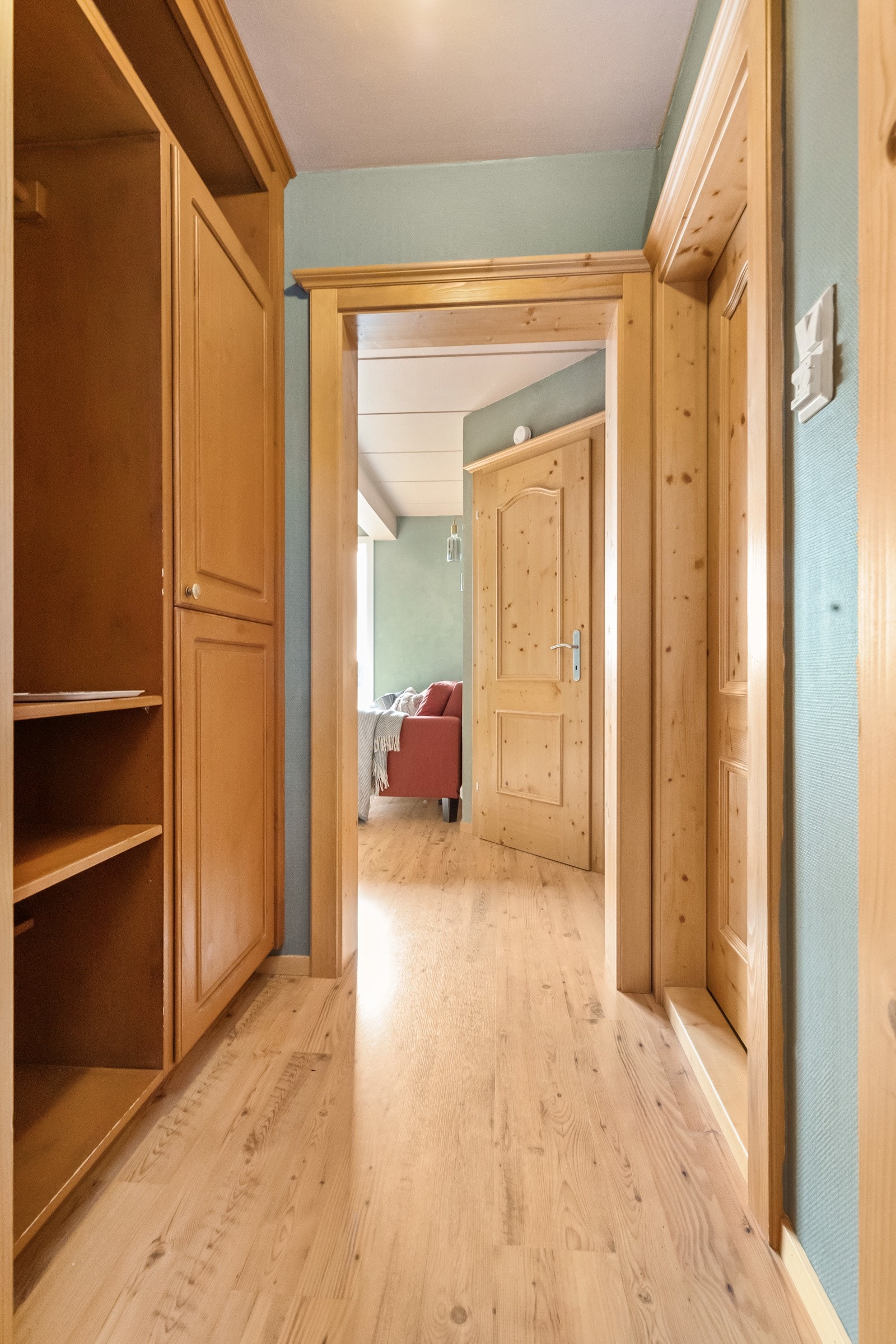 Gang med oppheng for yttertøy samt garderobeskap Galleribilde