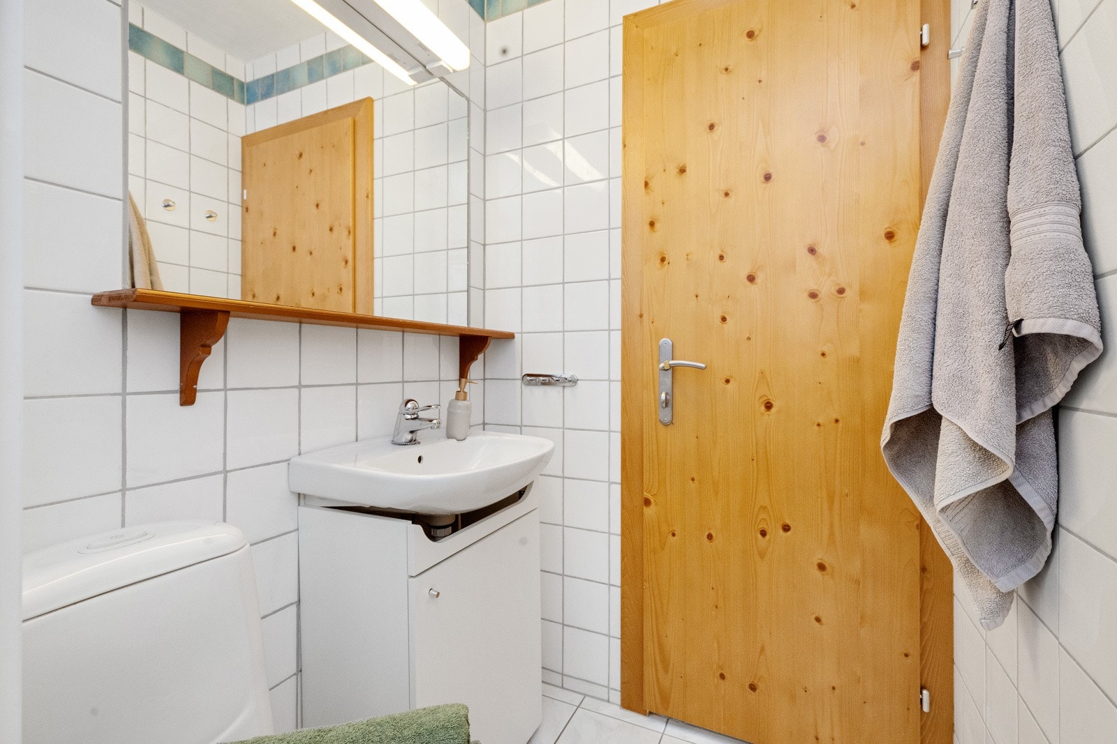 Badet har flislagte overflater på vegger og gulv Galleribilde