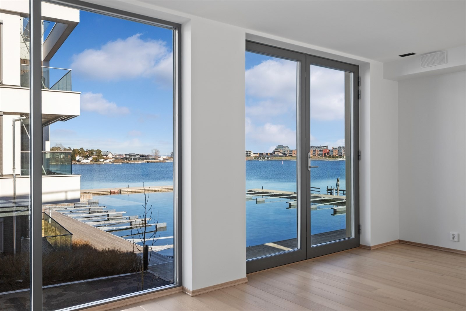 Velkommen til dette fantastiske Bryggehuset på Husøy Havn! Overtakelse etter avtale! Galleribilde