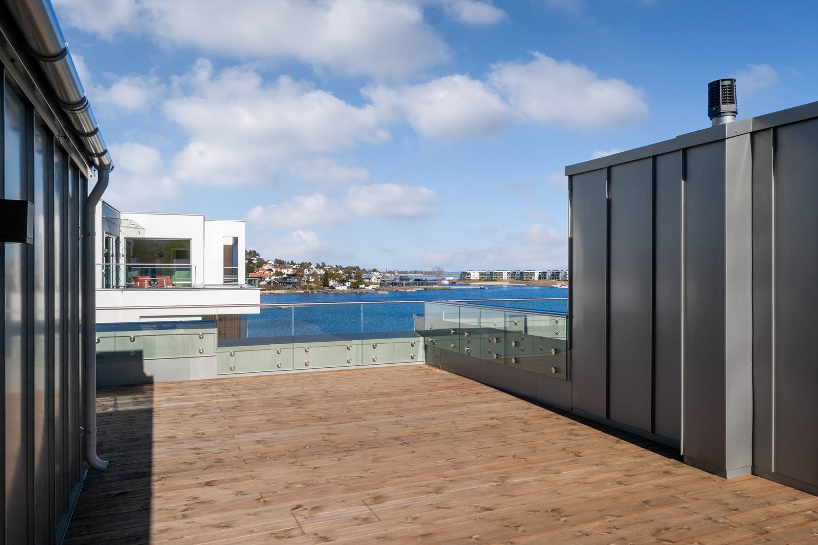 Privat takterrasse med fantastiske solforhold og utsikt. Galleribilde