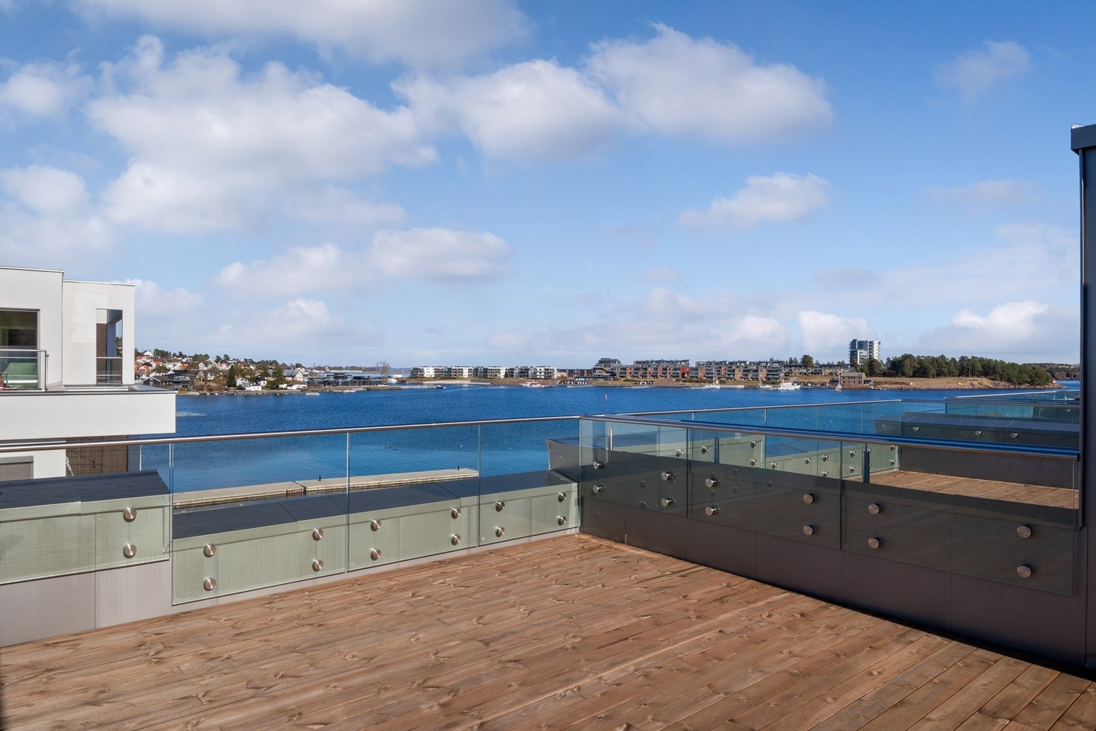 Romslig, privat takterrasse med gode solforhold og fantastisk utsikt. Galleribilde