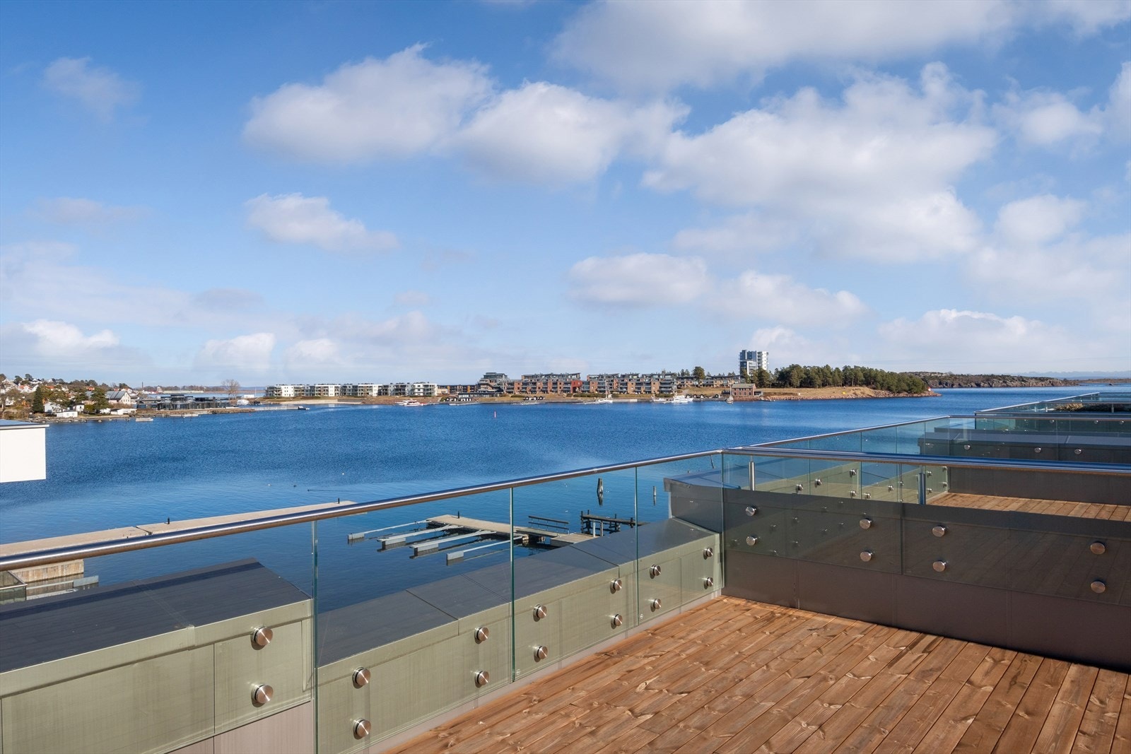 Romslig, privat takterrasse med gode solforhold og fantastisk utsikt. Galleribilde