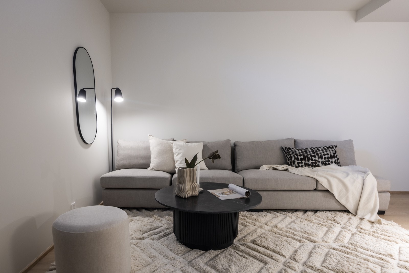 Kjelleren har takhøyde på 2.51 og oppleves også luftig Galleribilde