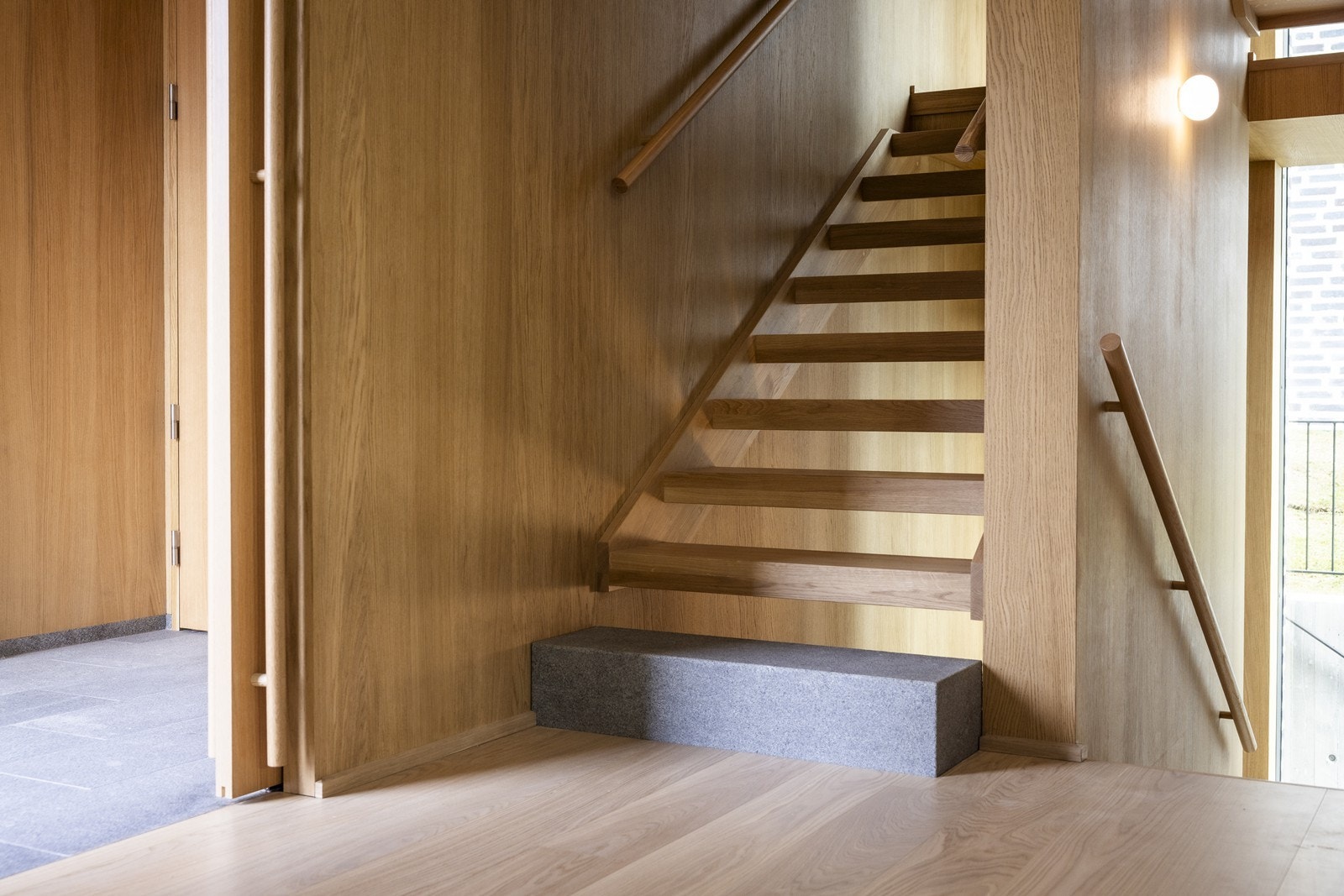 Granittelement på nederste trinn bringer det massive uttrykket inn Galleribilde