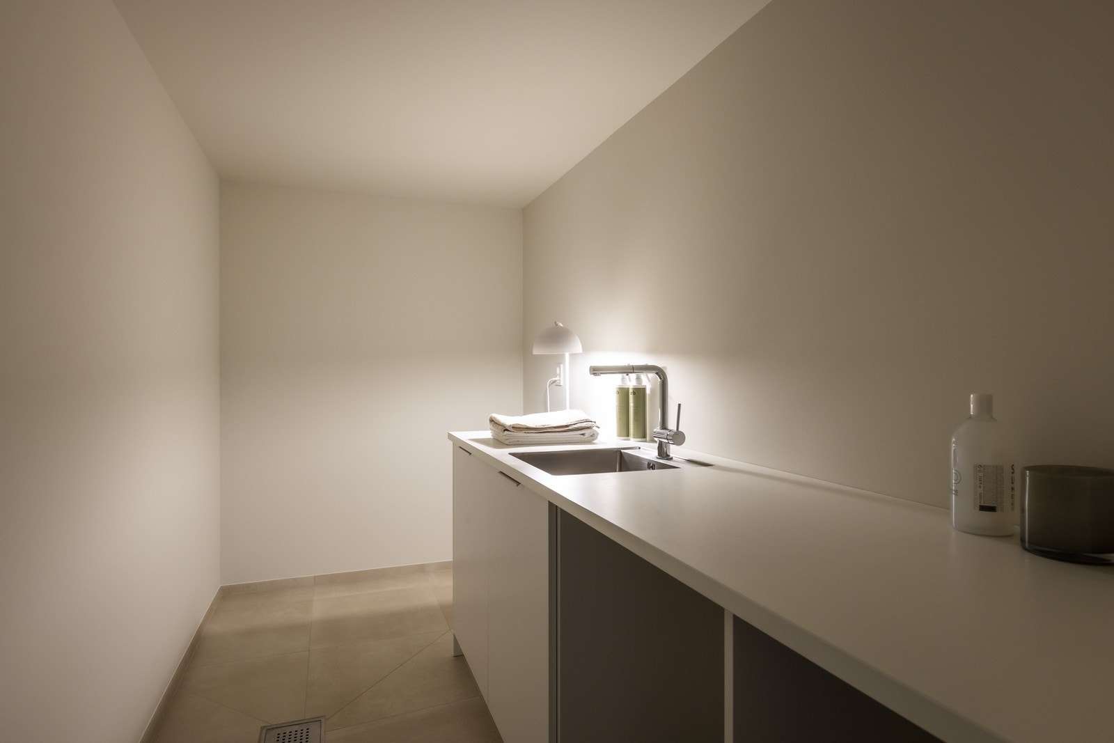 Vaskerom med opplegg for vask og tørk under benk Galleribilde