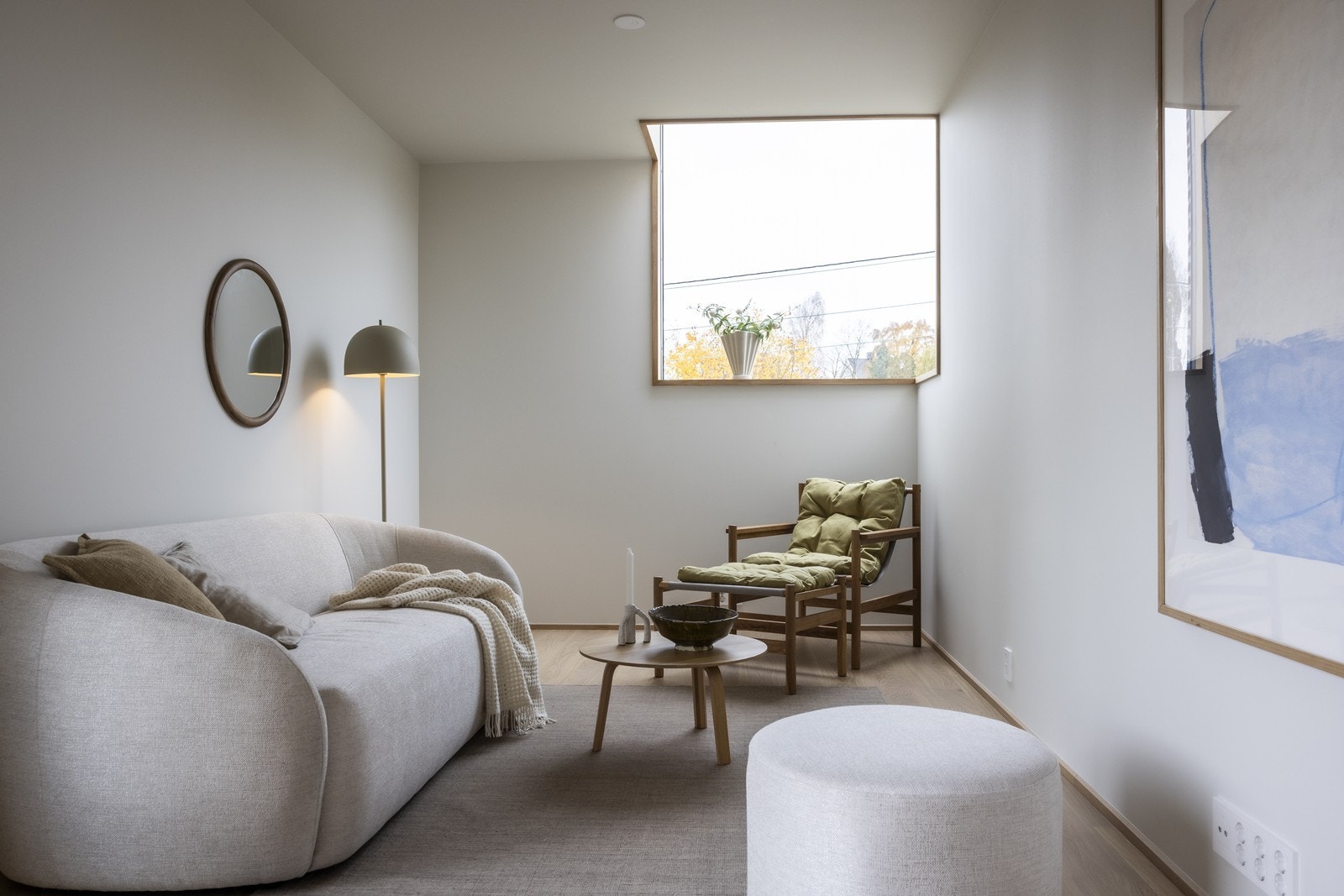 Hjørnevindu mot himmelen i dette rommet Galleribilde