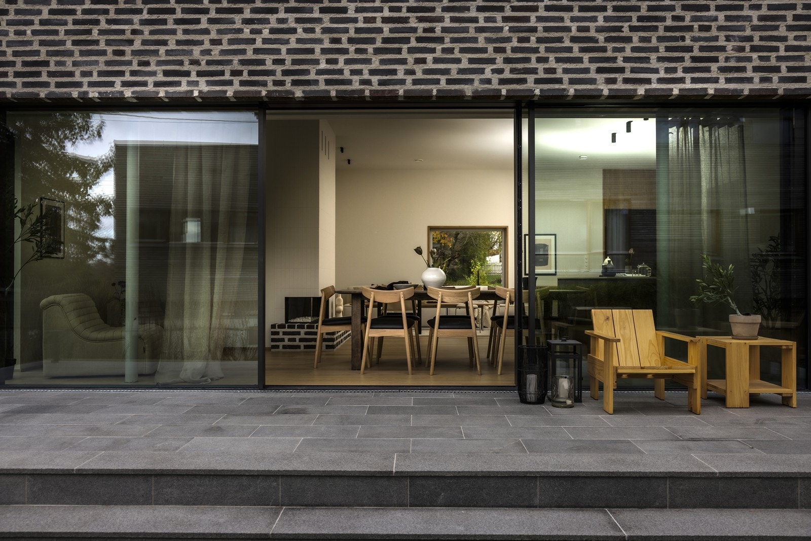 Støpt terrasse tilnærmet i flukt med stuegulv Galleribilde