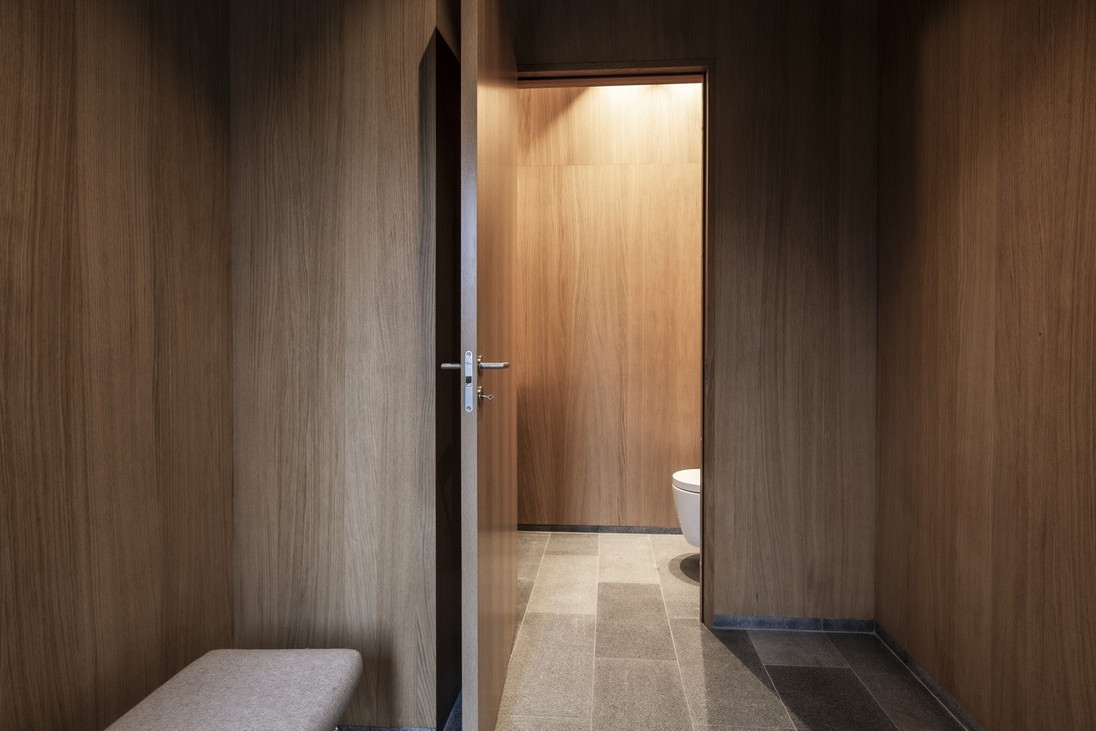 Det er inngang til gjeste-wc fra gangen Galleribilde