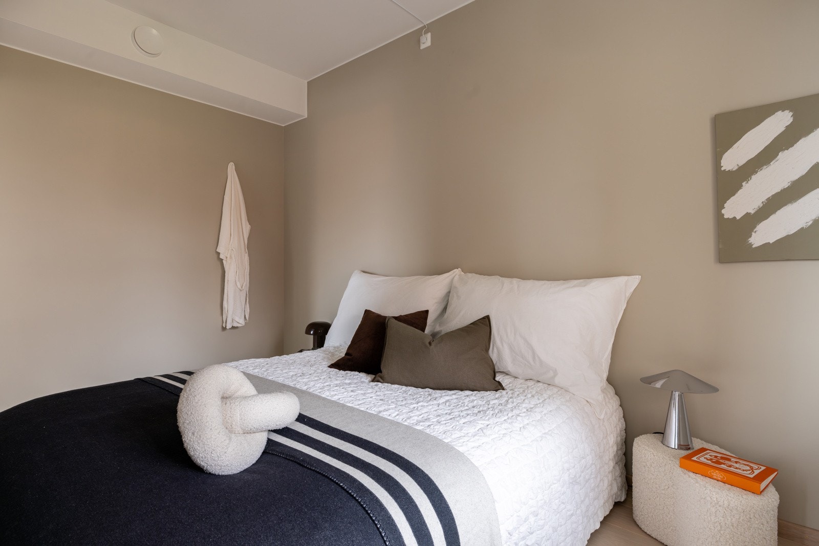 Mulighet for å sette inn garderobeskap langs veggen. Galleribilde