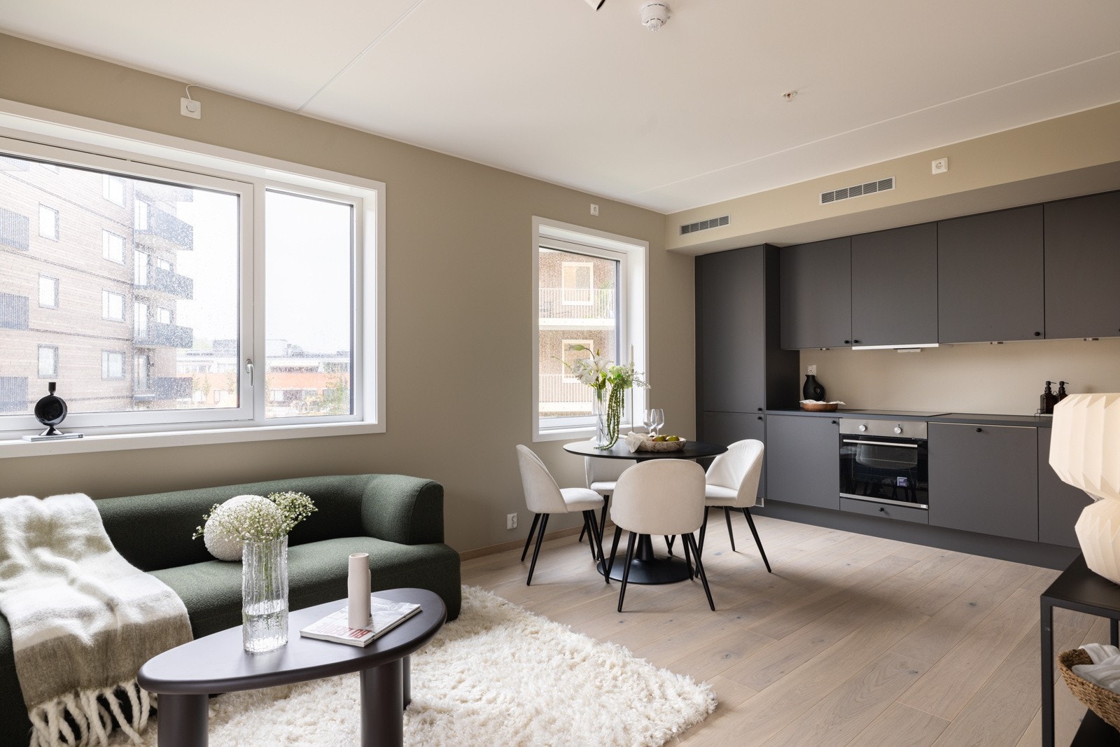 Leiligheten har åpen stue- og kjøkkenløsning. Galleribilde