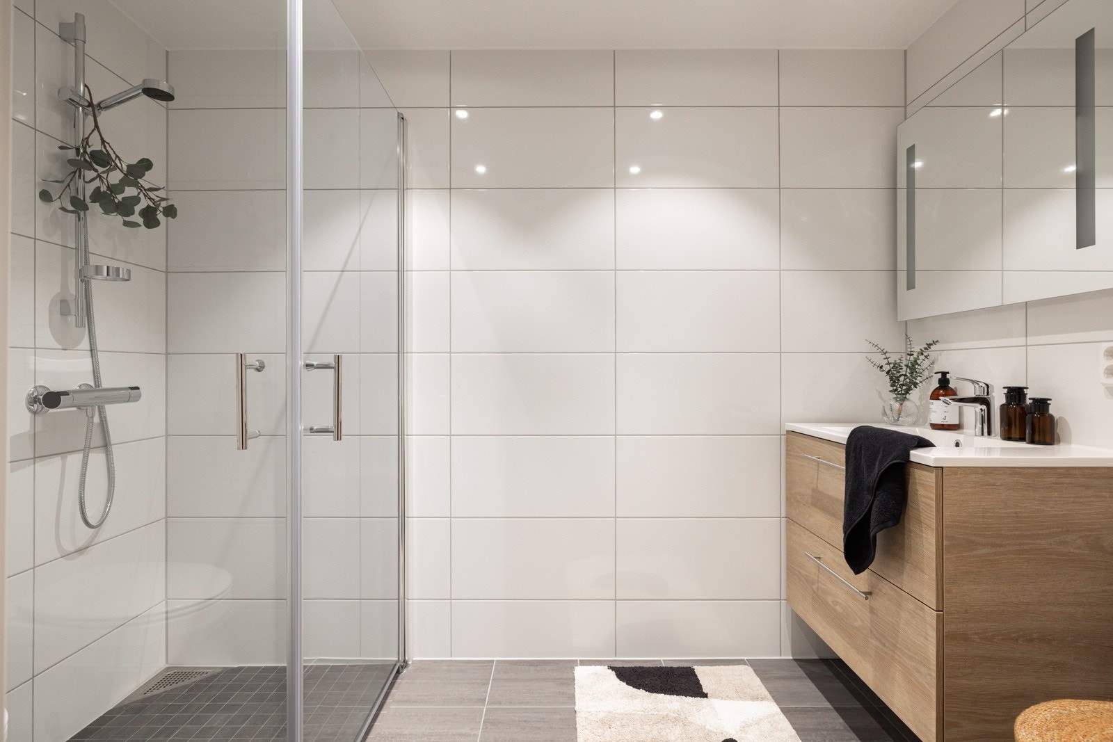 Moderne baderom fra byggeår med varme i gulvet. Galleribilde