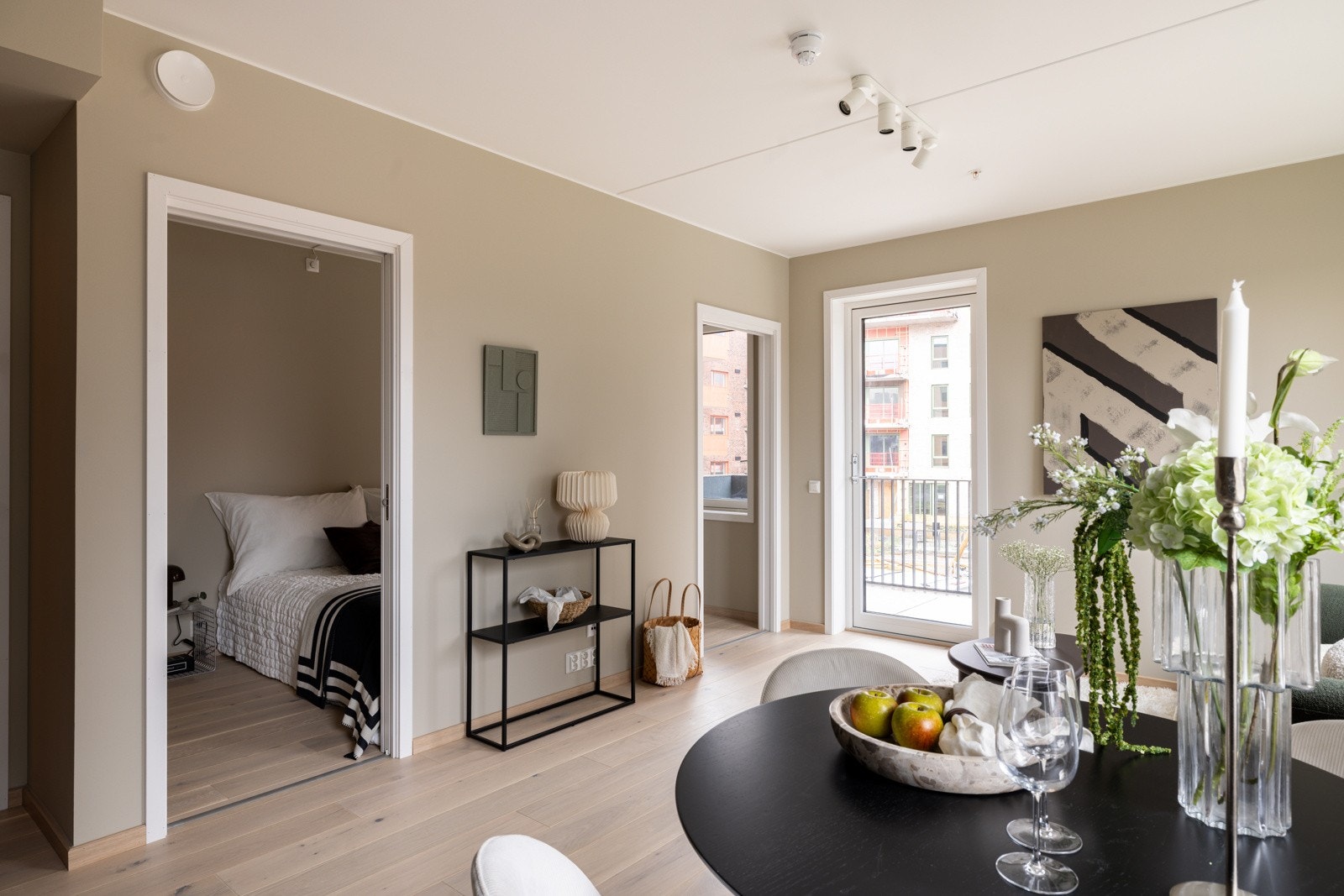 Leiligheten har balansert ventilasjon og er oppvarmet med fjernvarme. Galleribilde