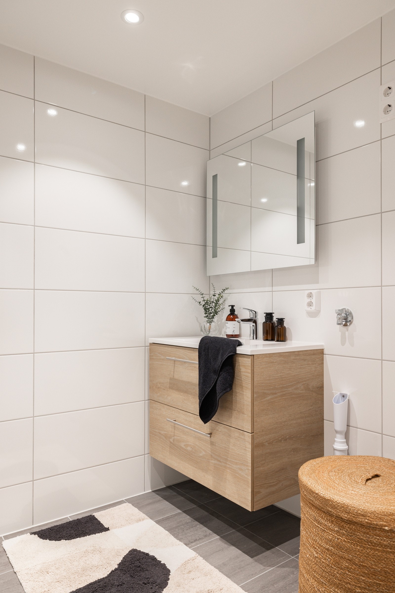 Vegghengt servant og speil over med LED-lys. Galleribilde