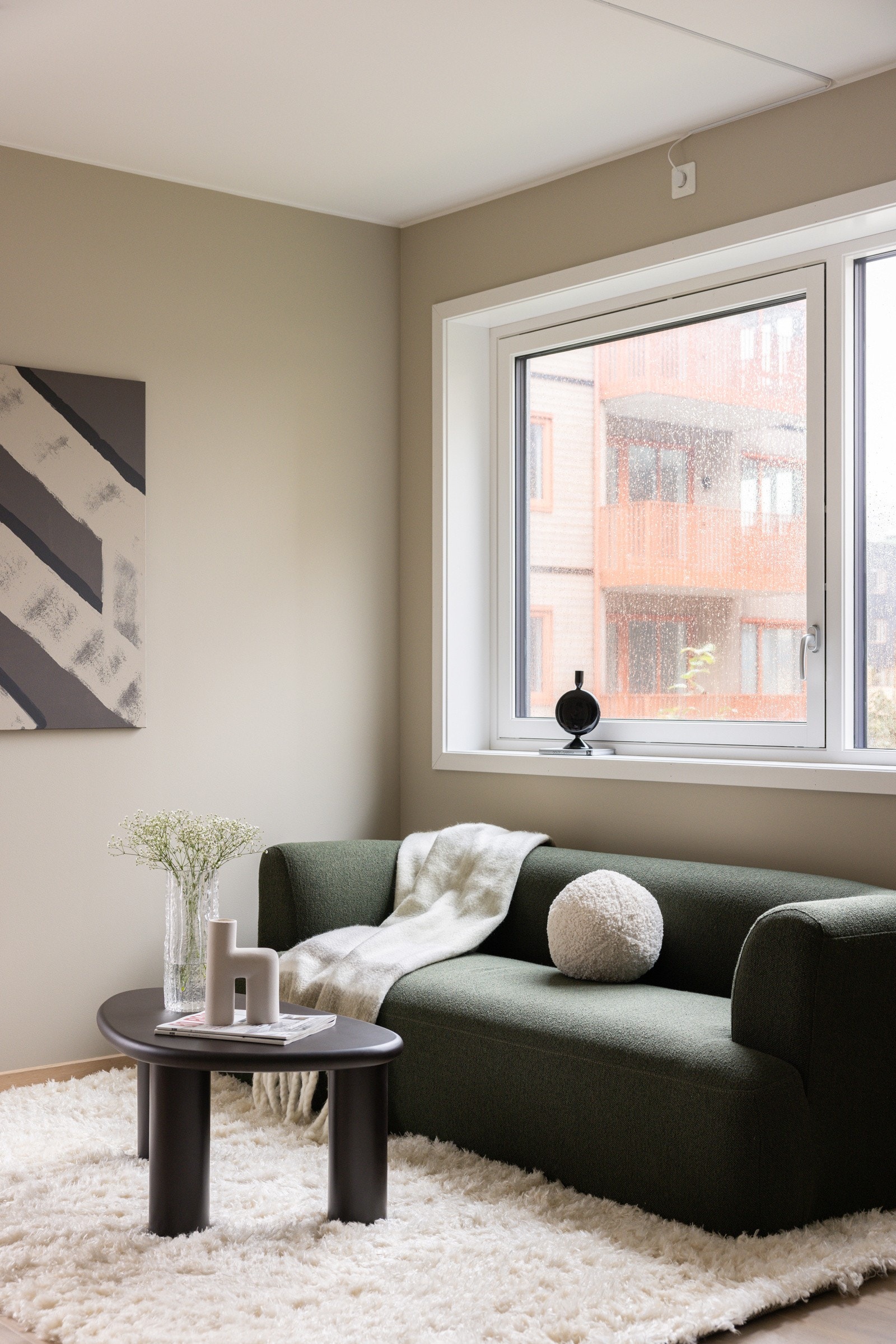 Delikat stue belagt med en-stavs hvitpigmentert eikeparkett. Galleribilde