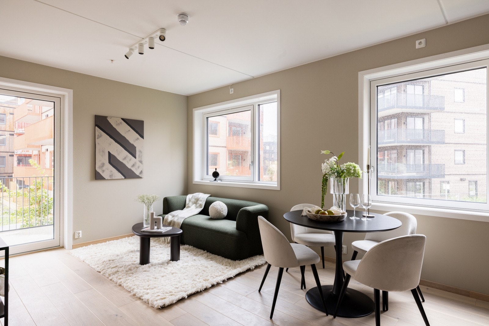 Ettersom dette er en hjørneleilighet får man naturlig lysinnslipp fra to sider av rommet. Galleribilde