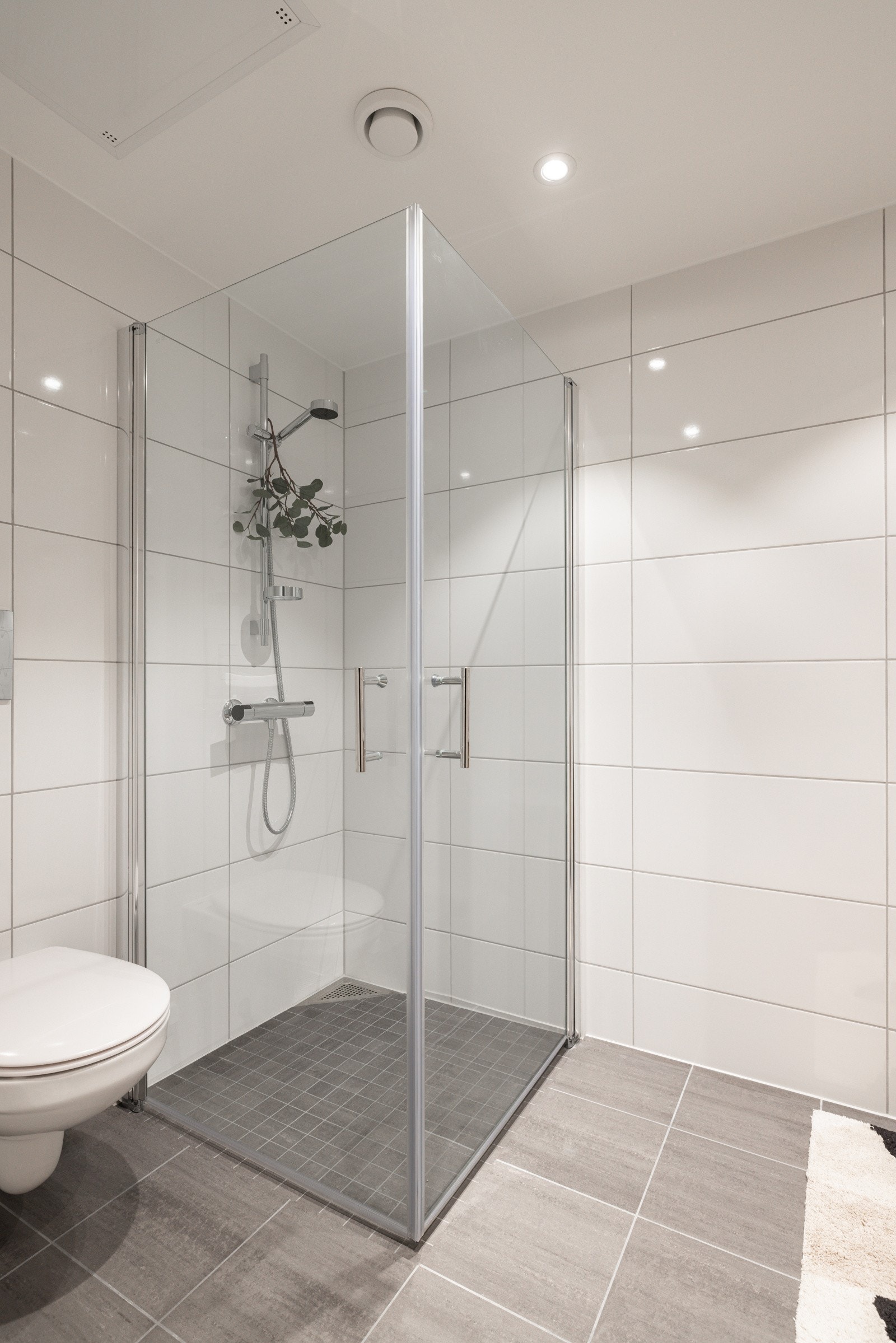 Dusjhjørne med skyvedører av glass. Galleribilde